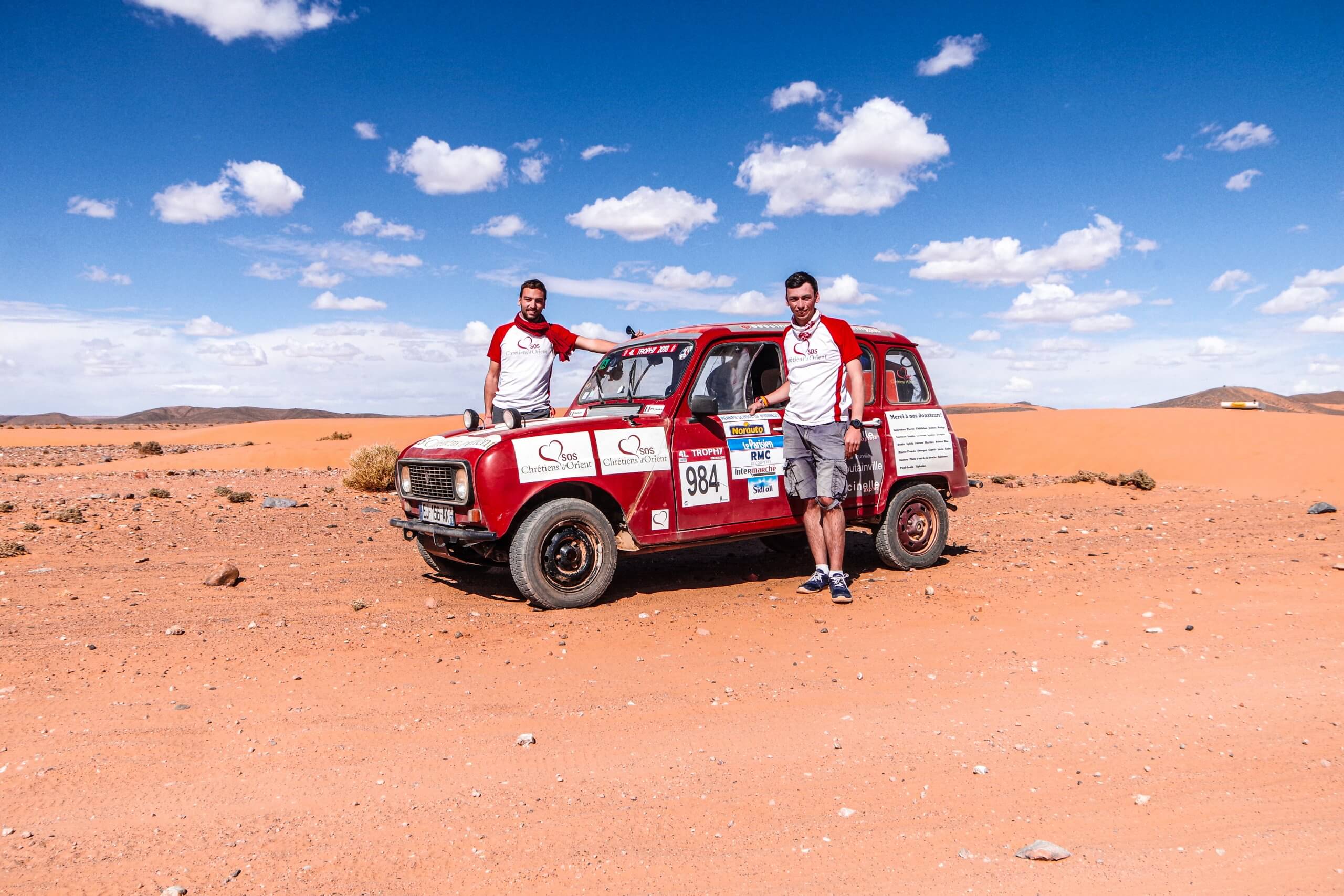 L'équipage 984 porte les couleurs de SOS Chrétiens d'Orient au 4L Trophy, un rallye solidaire dans le désert du Maroc.
