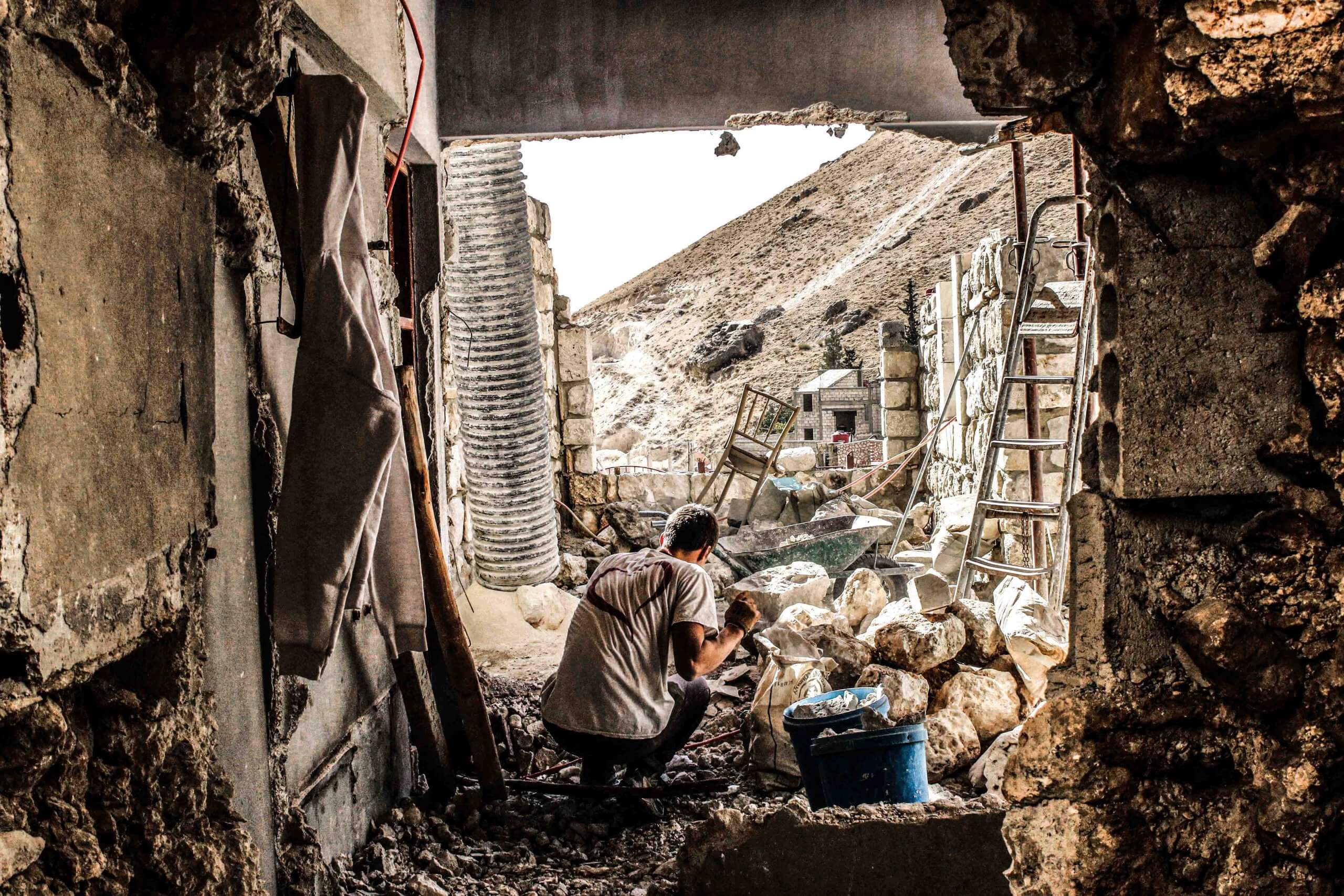 Début de la reconstruction des maisons de Maaloula