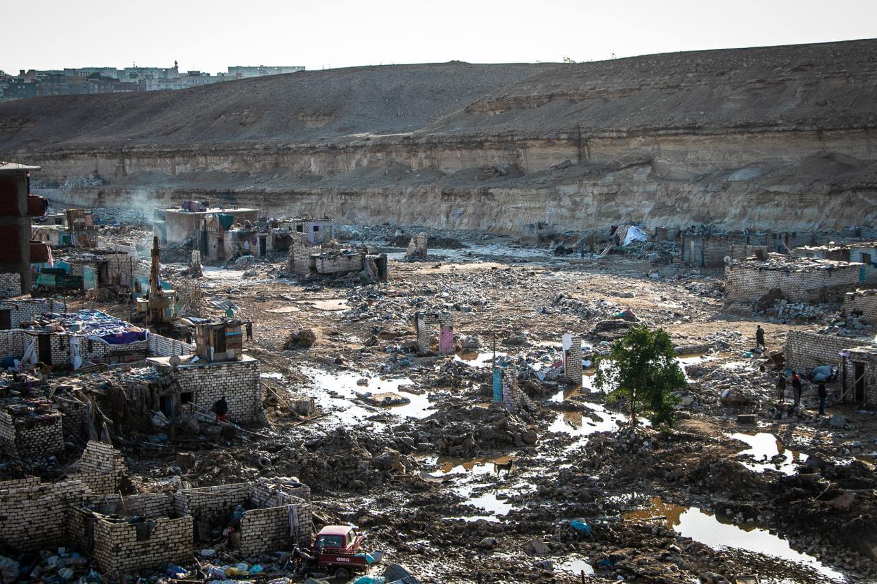 Le Bidonville du 15 mai est dévasté par une catastrophe naturelle. Une équipe d'urgence est détaché sur place.