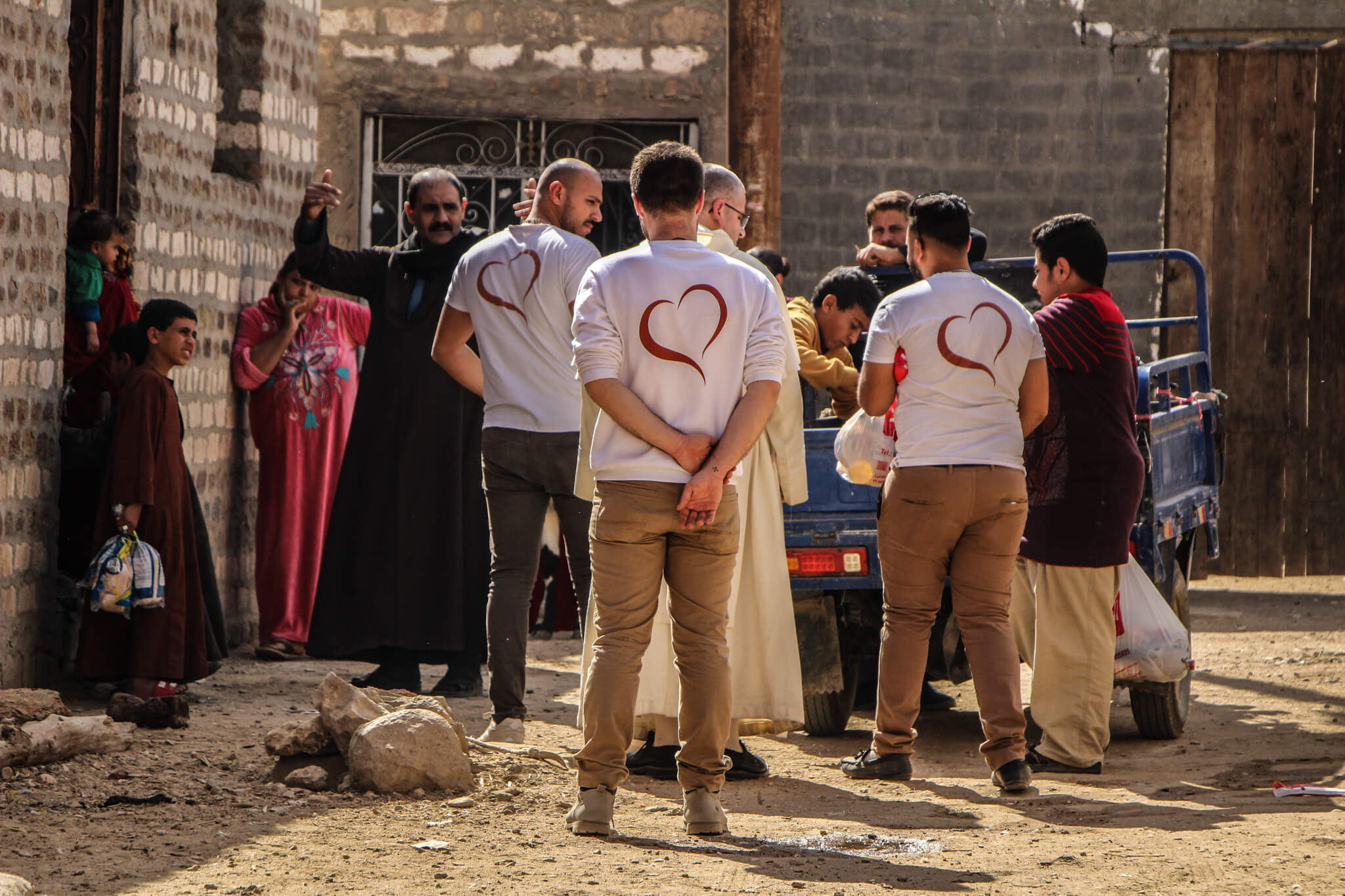 Donation de colis alimentaires aux familles des martyrs coptes de Lybie dans leur village d’El Our