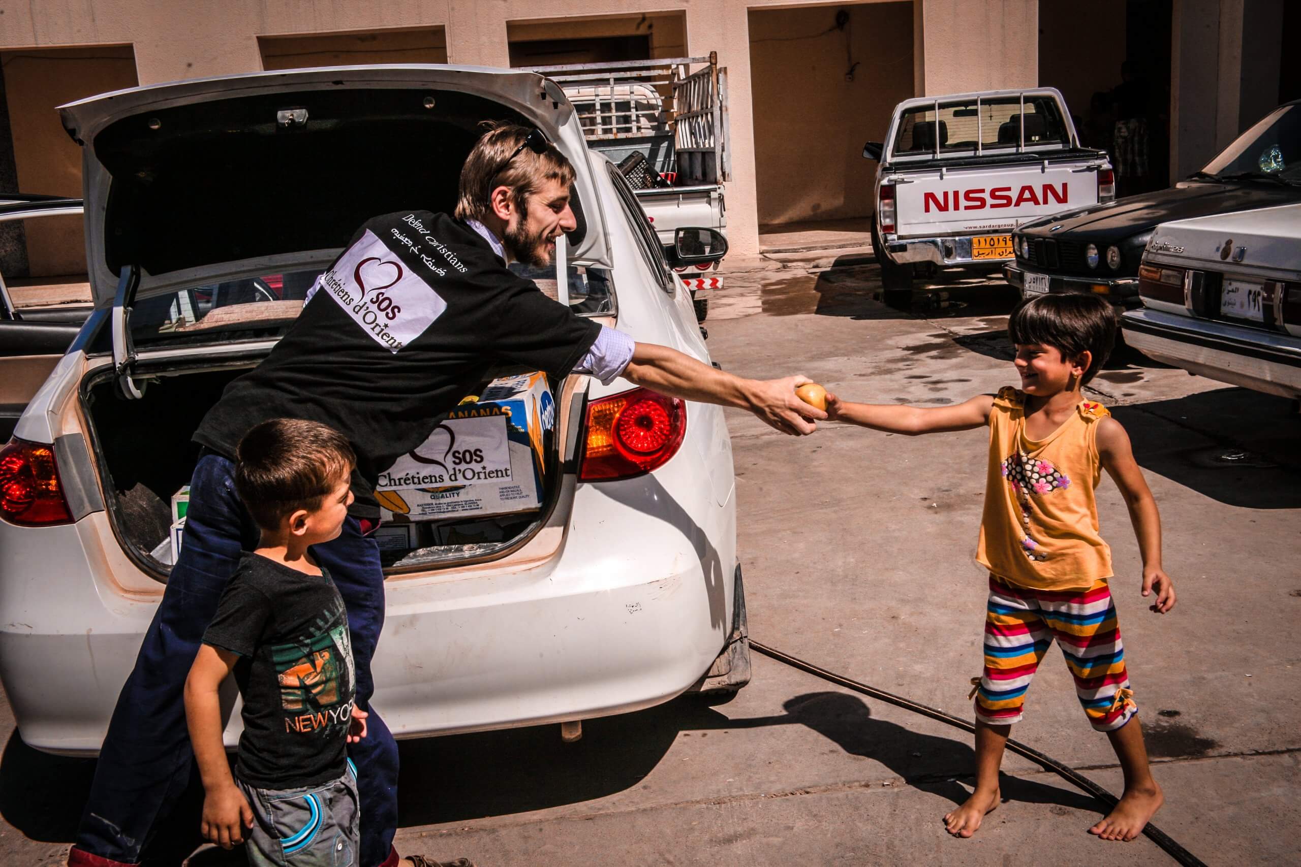 sos-chretiens-orient-irak-sauvez-les-enfants-de-ninive-volontaire-et-enfant-irakien