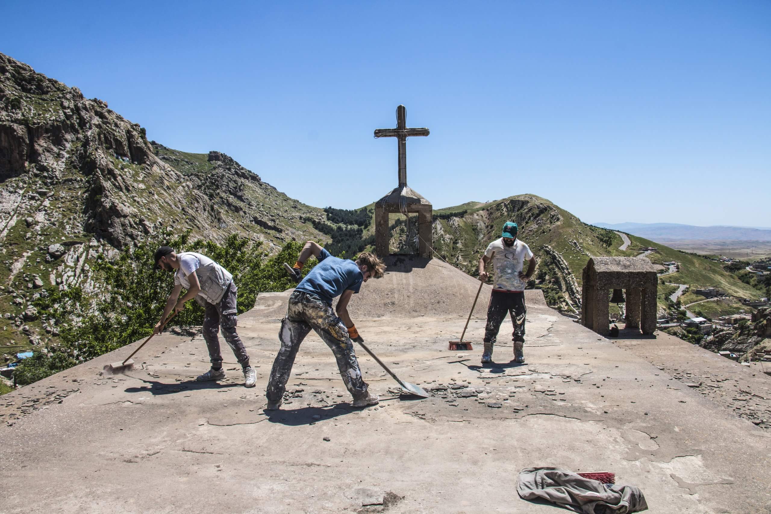 sos-chretiens-orient-irak-volontaires-renovent-cathedrale-chaldéenne-aqra