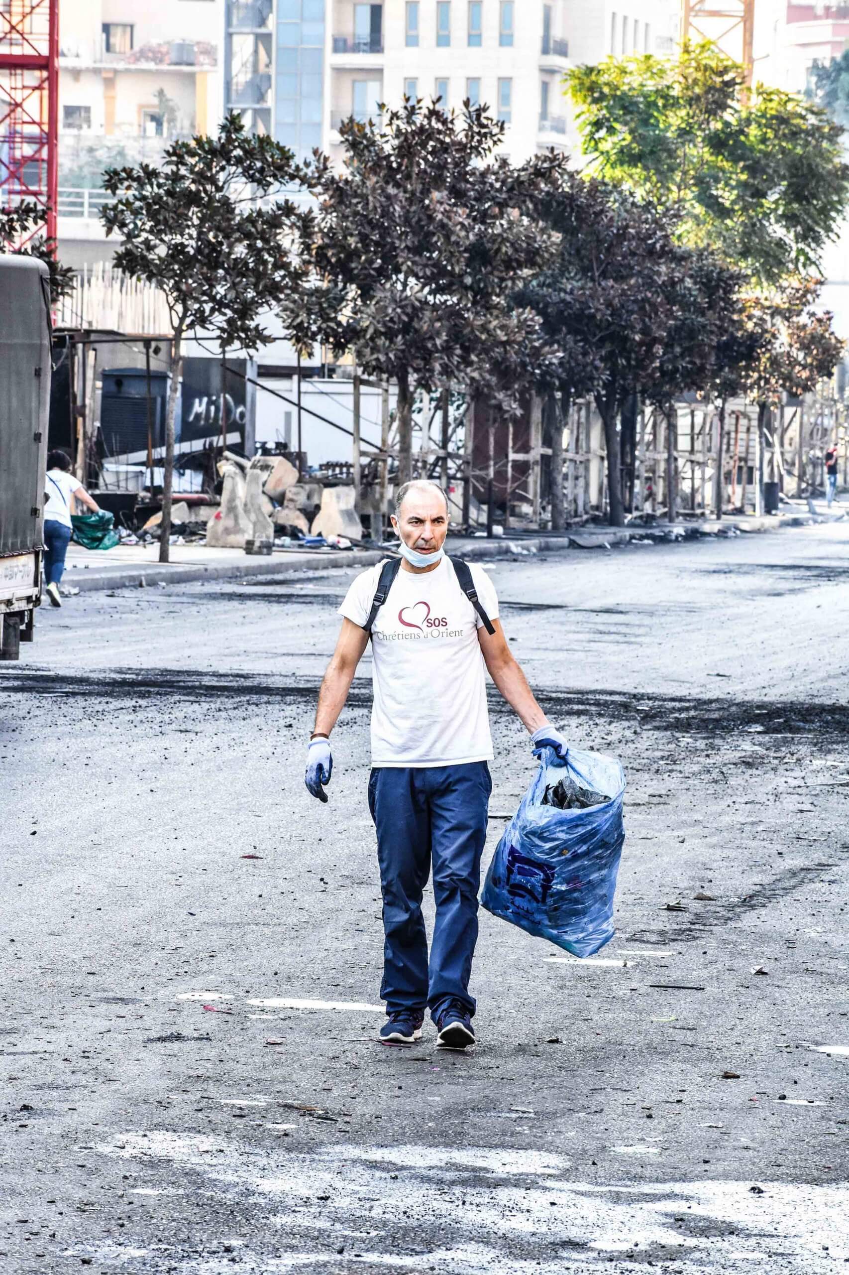المتطوعون يُشاركون في تنظيف ساحة الشهداء في بيروت بعدَ الاحتجاجات