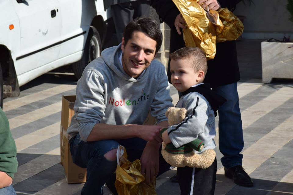 قافلة إنسانية تحمل أربعة أطنان من الألعاب والملابس والبطانيات مُخصصة للعائلات السورية
