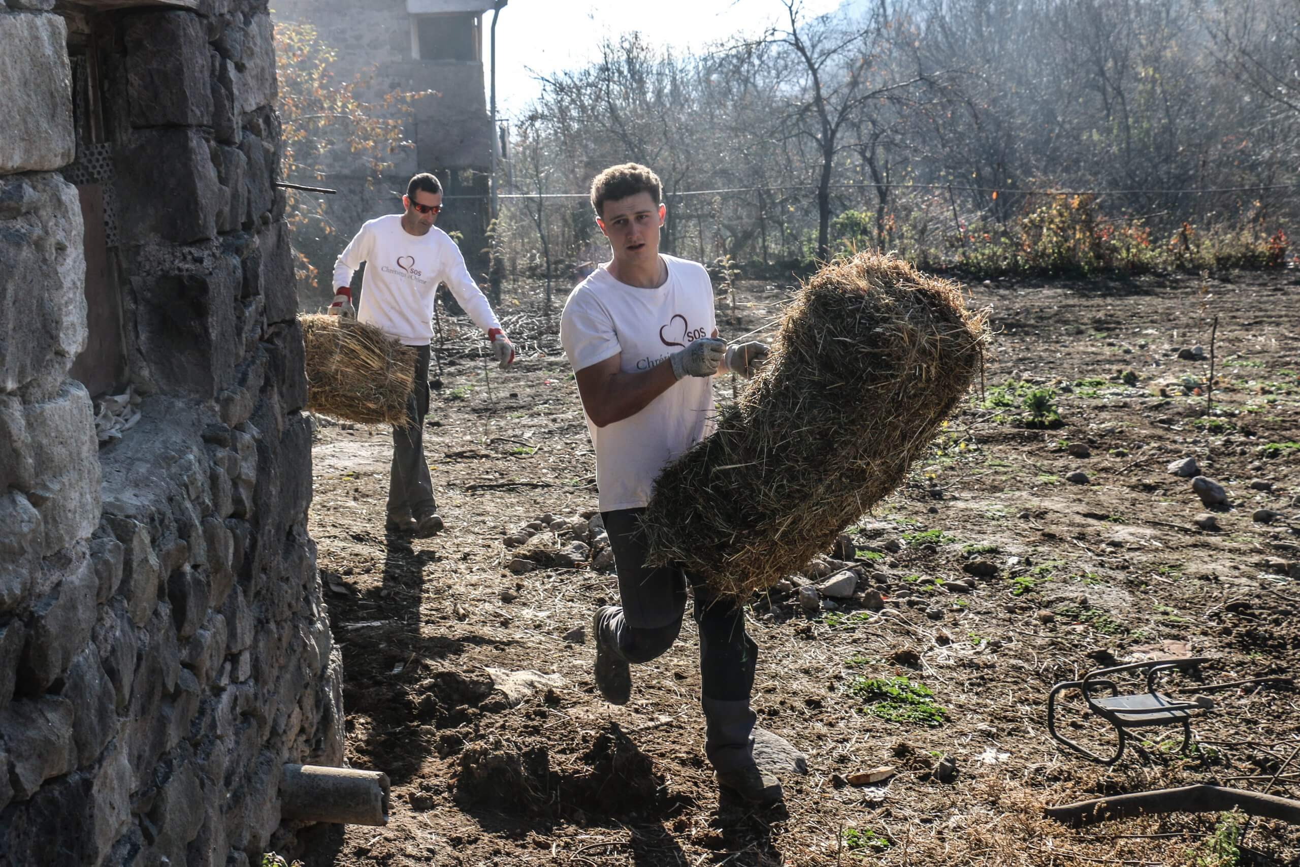 sos-chretiens-orient-volontaires-armenie-mission-foin-deplaces-artsakh