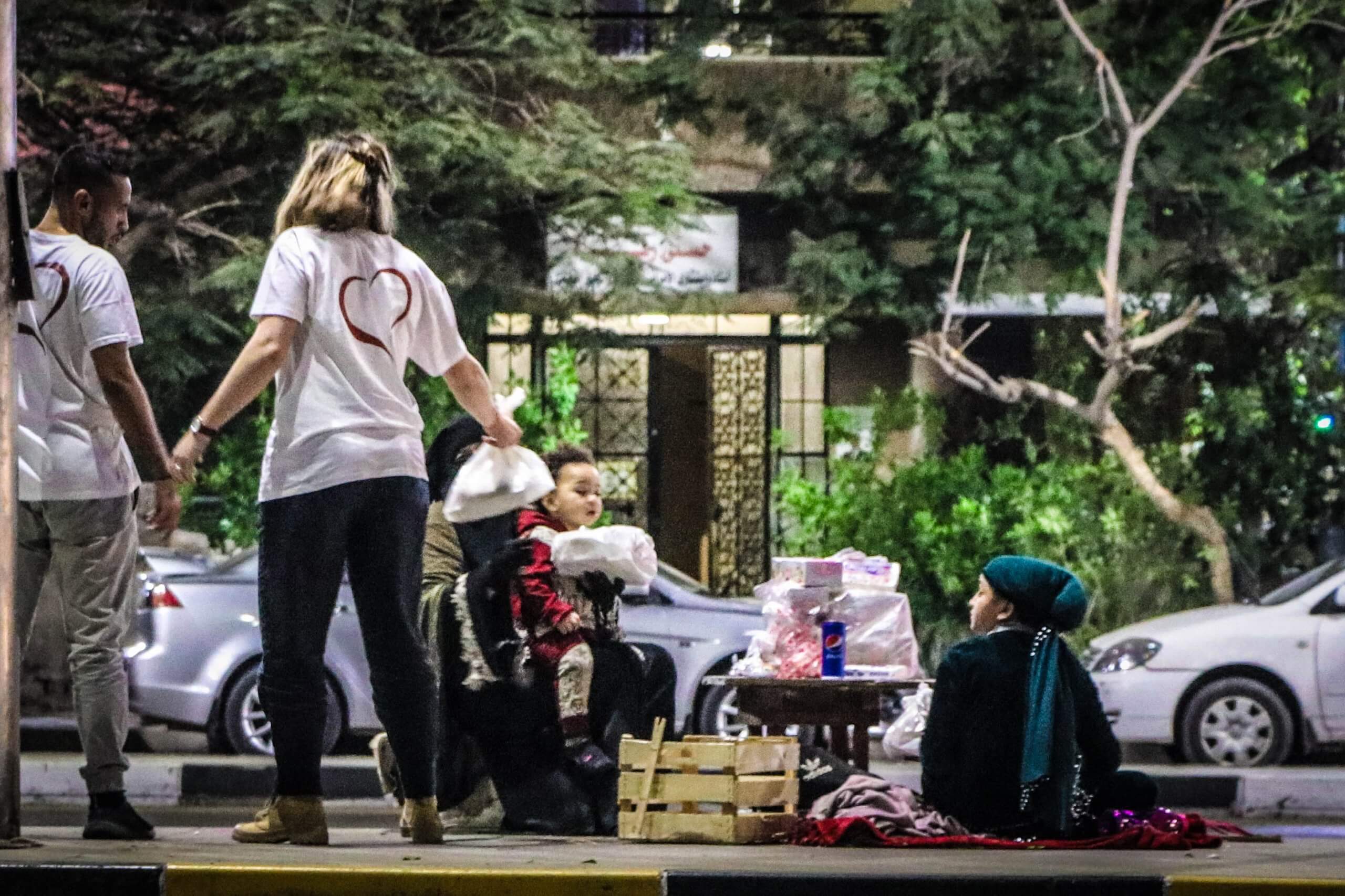Les volontaires commencent les maraudes à Alexandrie et distribuent 100 repas par soir aux sans-abris.