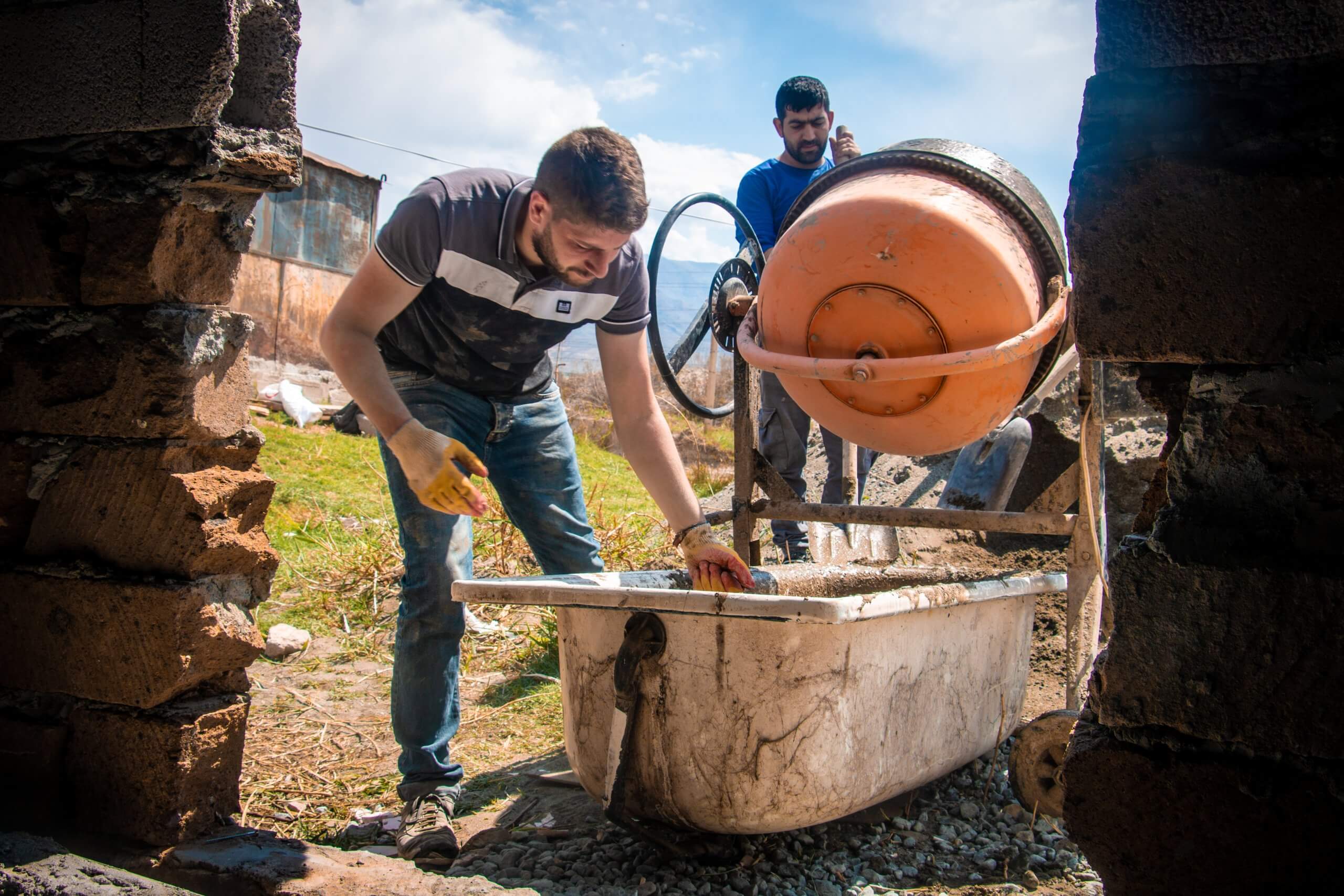 sos-chretiens-orient-armenie-ararat-volontaires-construction-etable