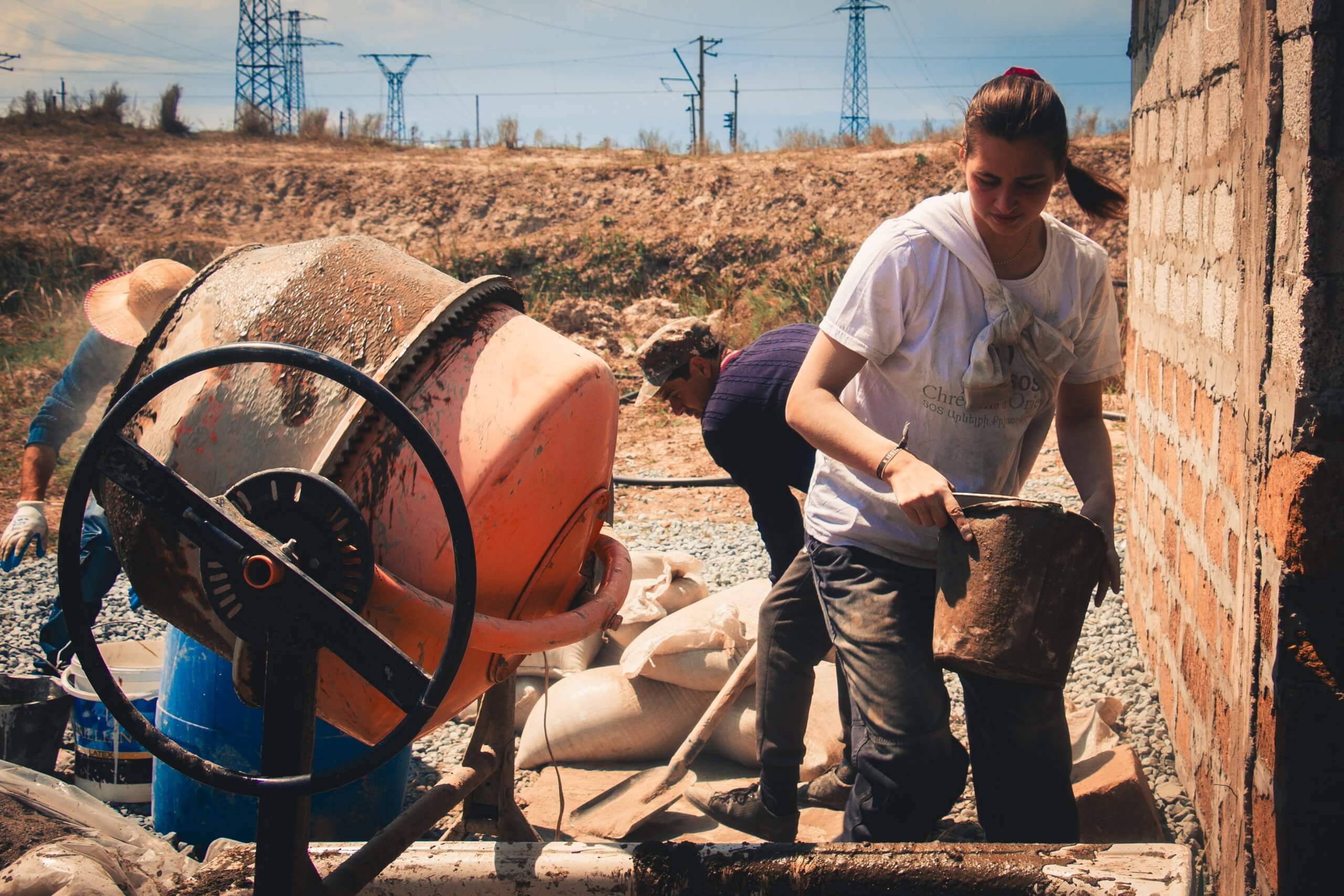 sos-chretiens-orient-armenie-volontaires-construction-etable-ararat