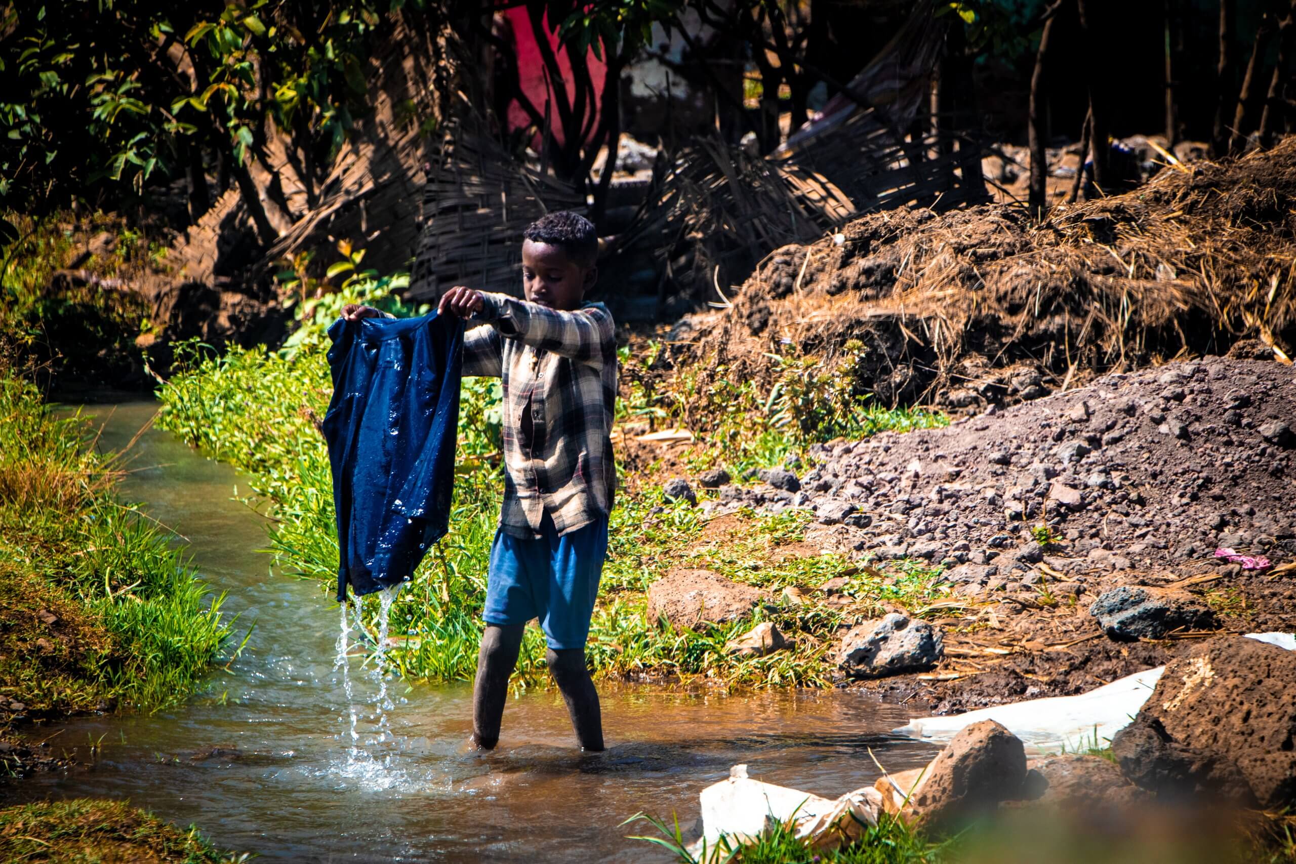 sos-chretiens-orient-enfant-ethiopien-lave-ses-affaires-riviere