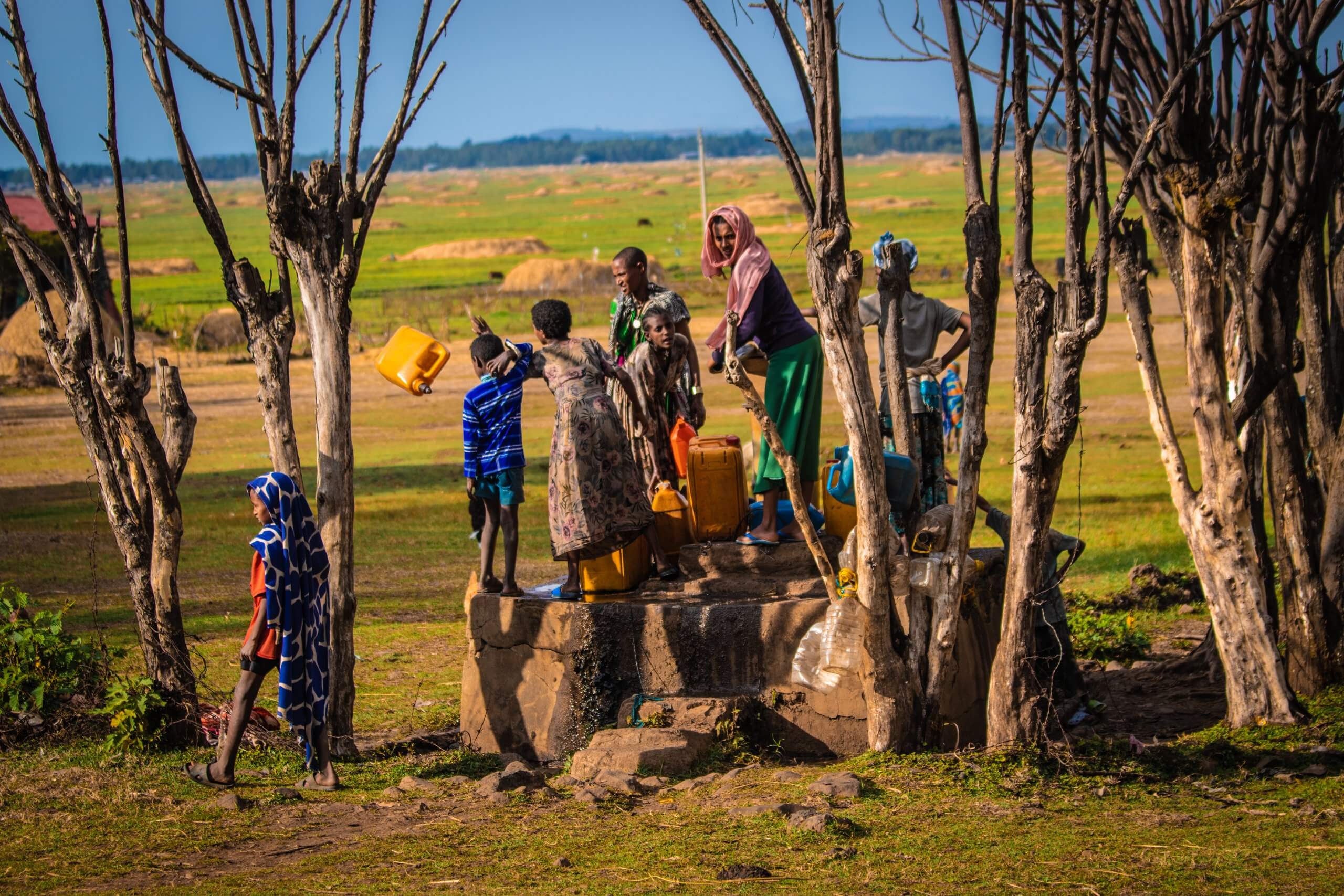 sos-chretiens-orient-ethiopie-femmes-ethiopiennes-cherchent-eau-source-