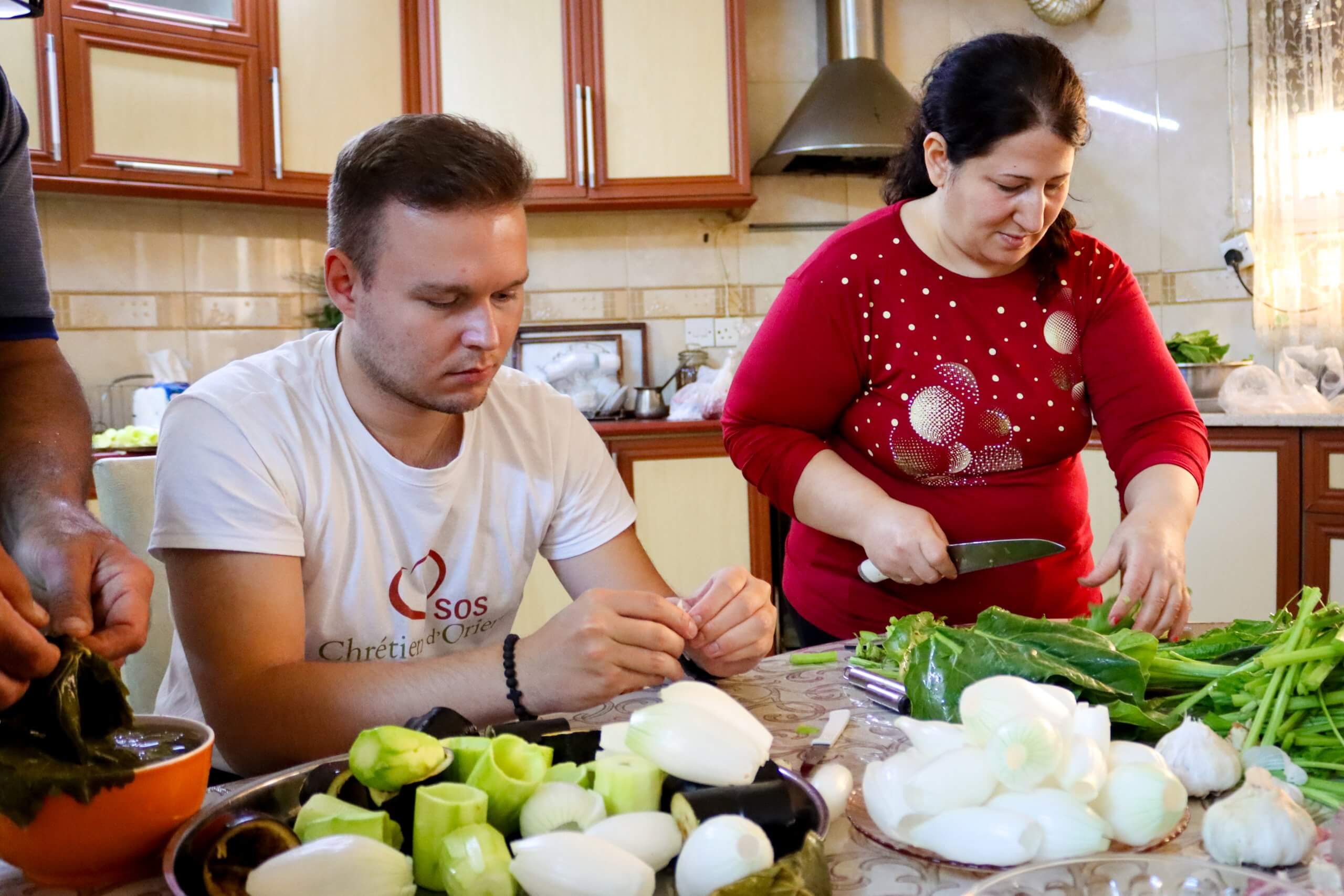 sos-chretiens-orient-irak-cooking-family-famille-irakienne-thibault-chef-de-mission