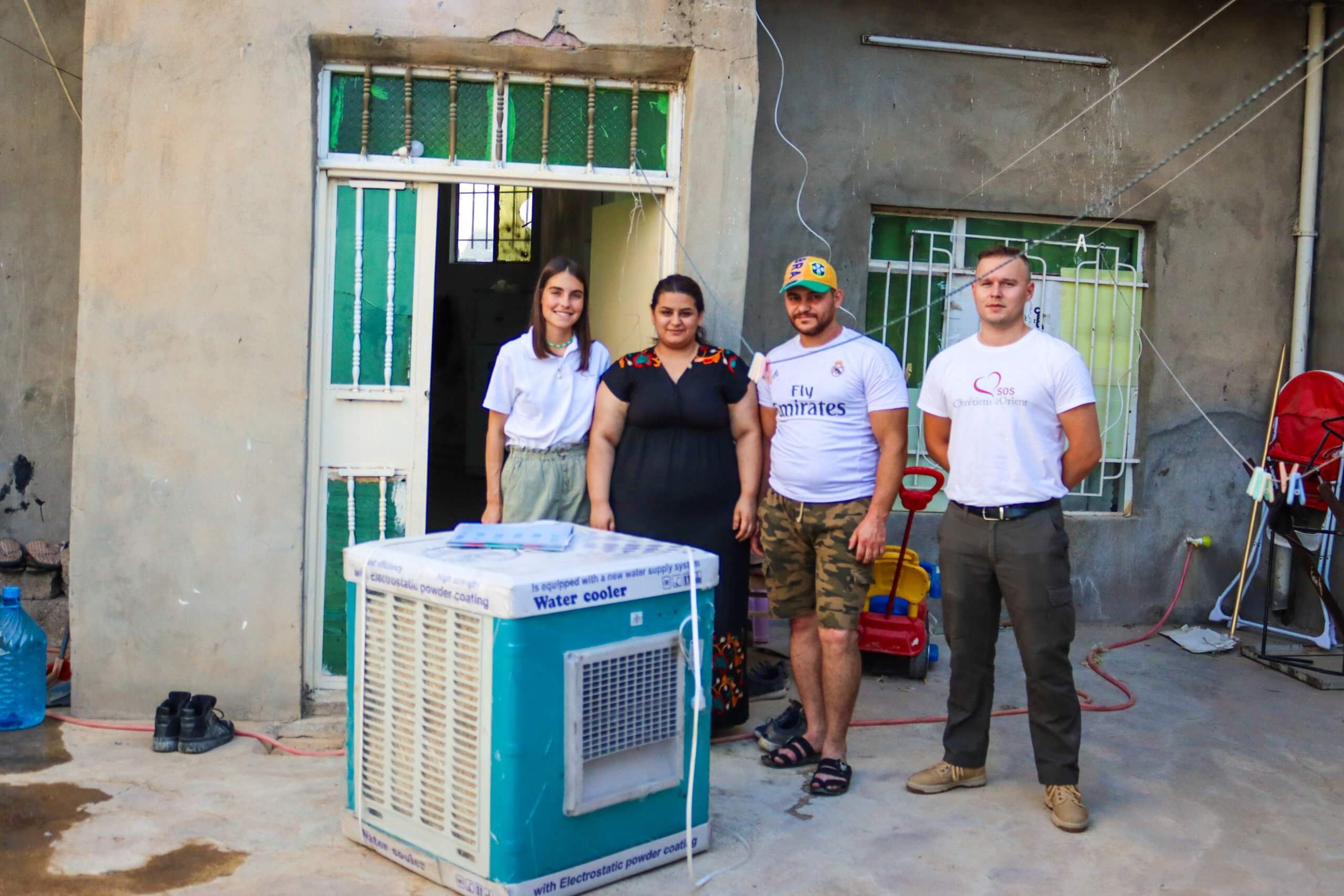 sos-chretiens-orient-irak-volontaires-donation-equipement-electromenager-famille-irakienne-thibault-chef-de-mission