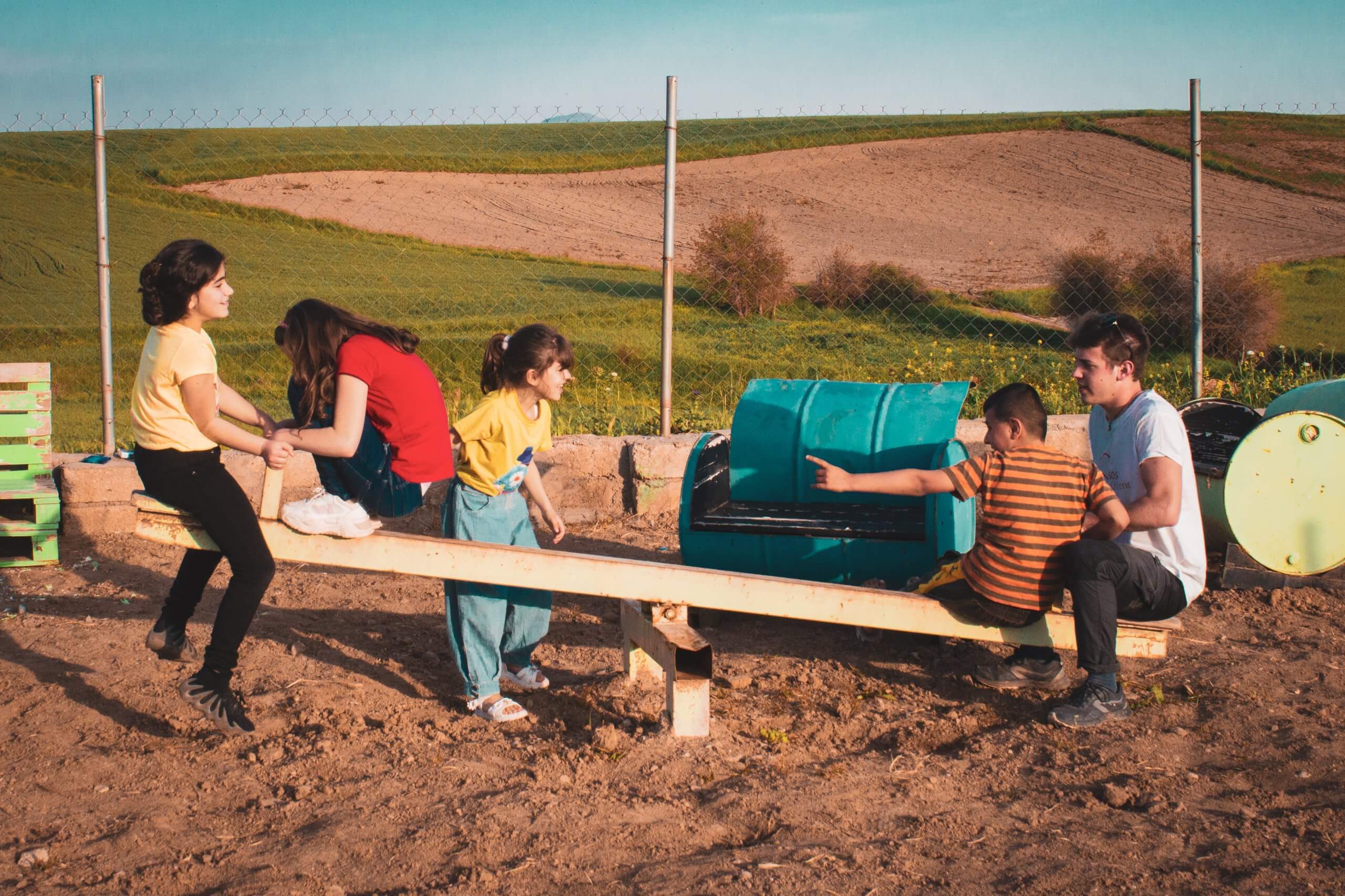 sos-chretiens-orient-irak-volontaires-enfants-irakiens-parc-ain-baqra-plaine-de-ninive