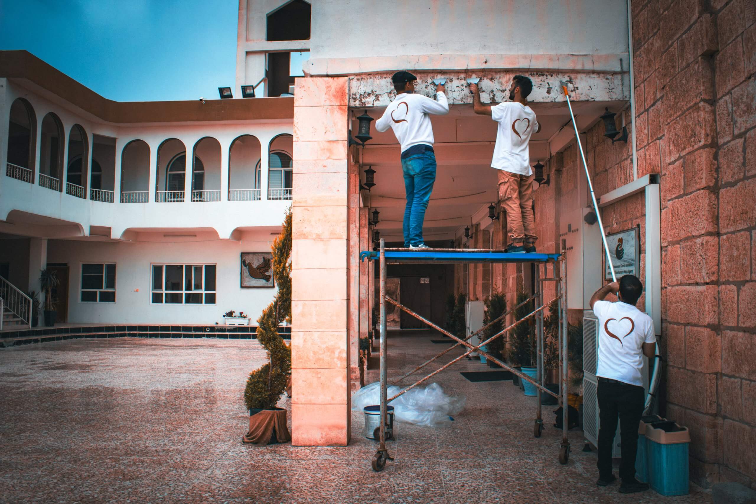 sos-chretiens-orient-irak-volontaires-renovation-parvis-eglise-saint-georges-de-teleskuf