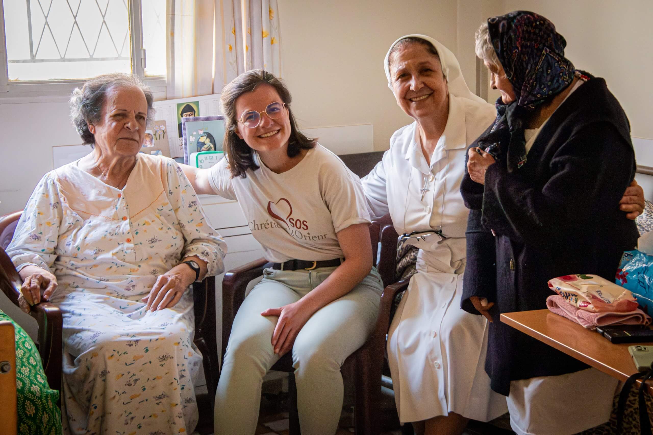 sos-chretiens-orient-liban-volontaires-et-personnes-agees-maison-retraite-Dar El Riaya al Marouni-soeurs-maronites