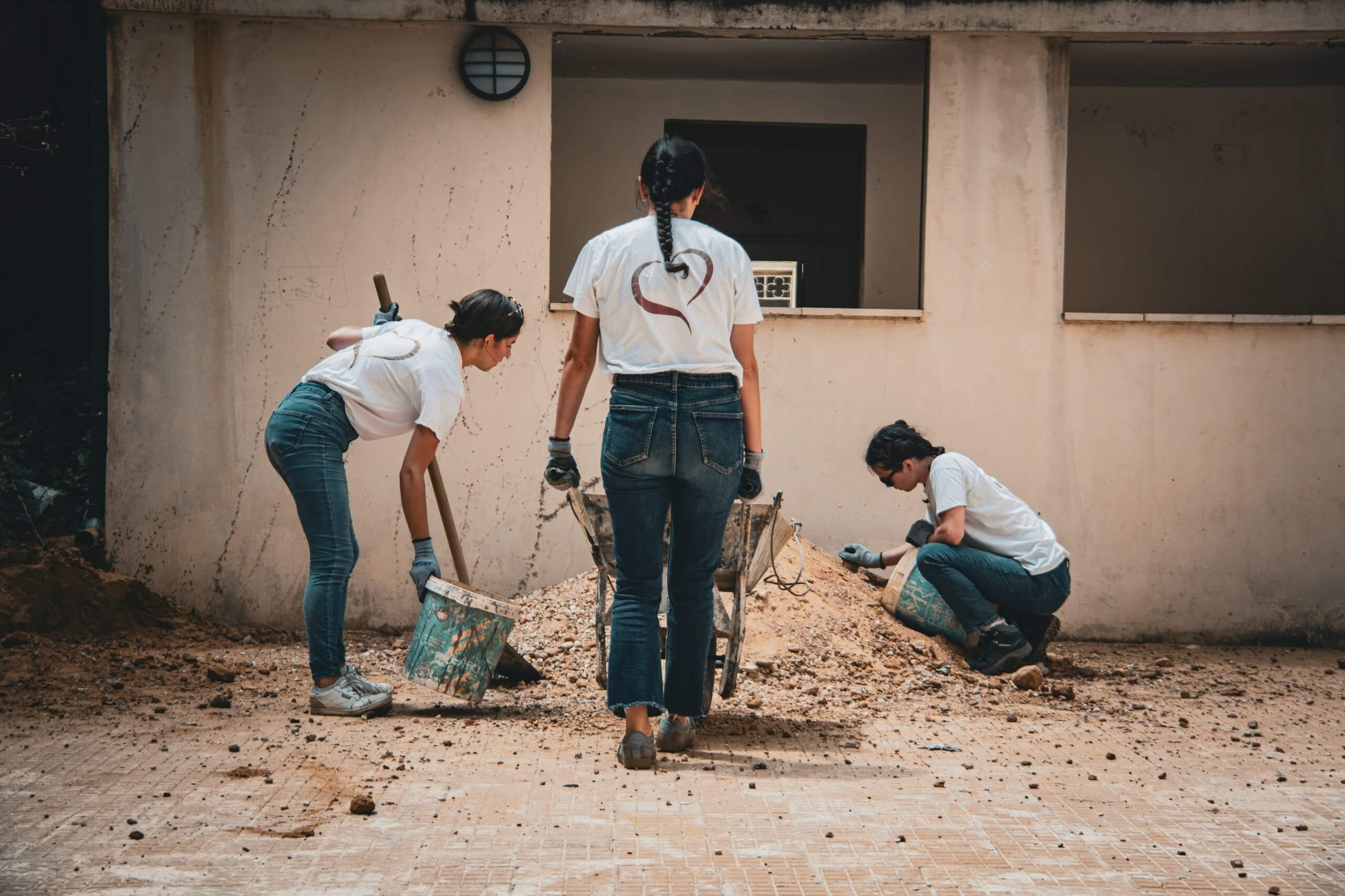 sos-chretiens-orient-volontaires-renovent-orphelinat-abbey