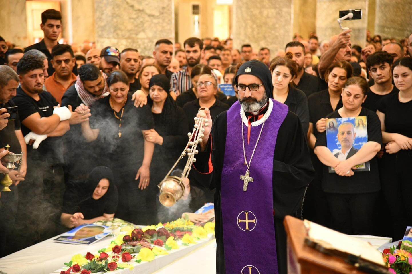 chretiens-orient-irak-funerailles-irakiens-victimes-incendie-qaraqosh-monseigneur-hano-archevêque syriaque orthodoxe de Mossoul