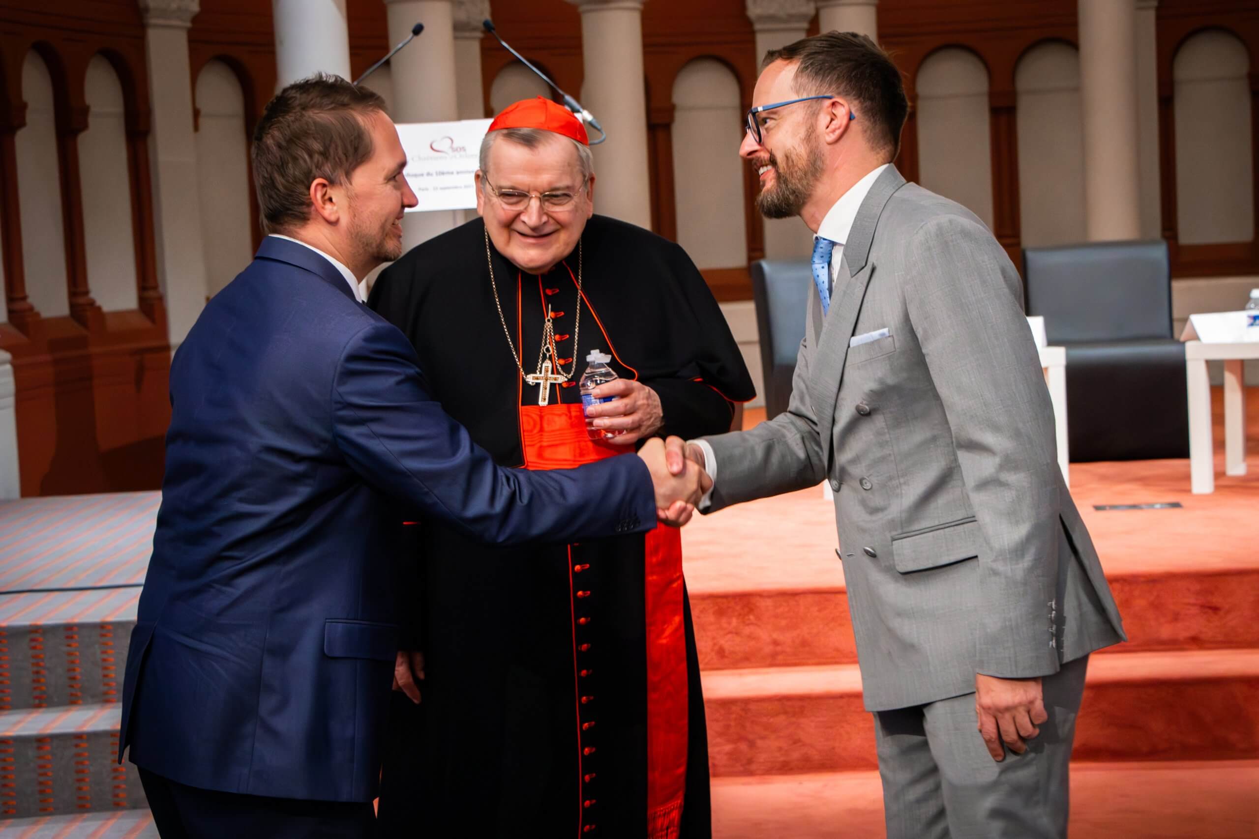 sos-chretiens-orient-colloque-anniversaire-colloque-cardinal-burke-benjamin-blanchard-directeur général de Hungary Helps Peter Kovacs