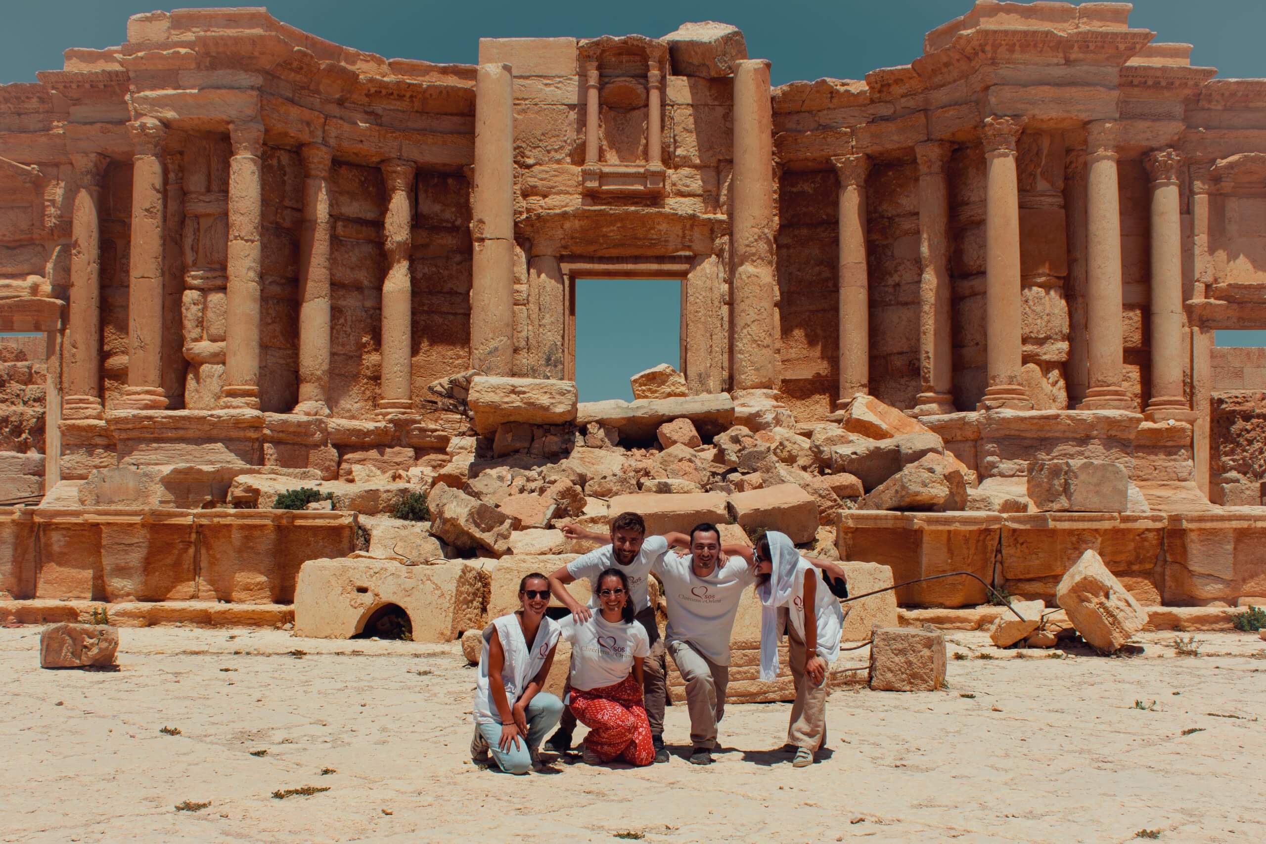 sosechretiens-orient-syrie-volontaires-theatre-palmyre-scaled