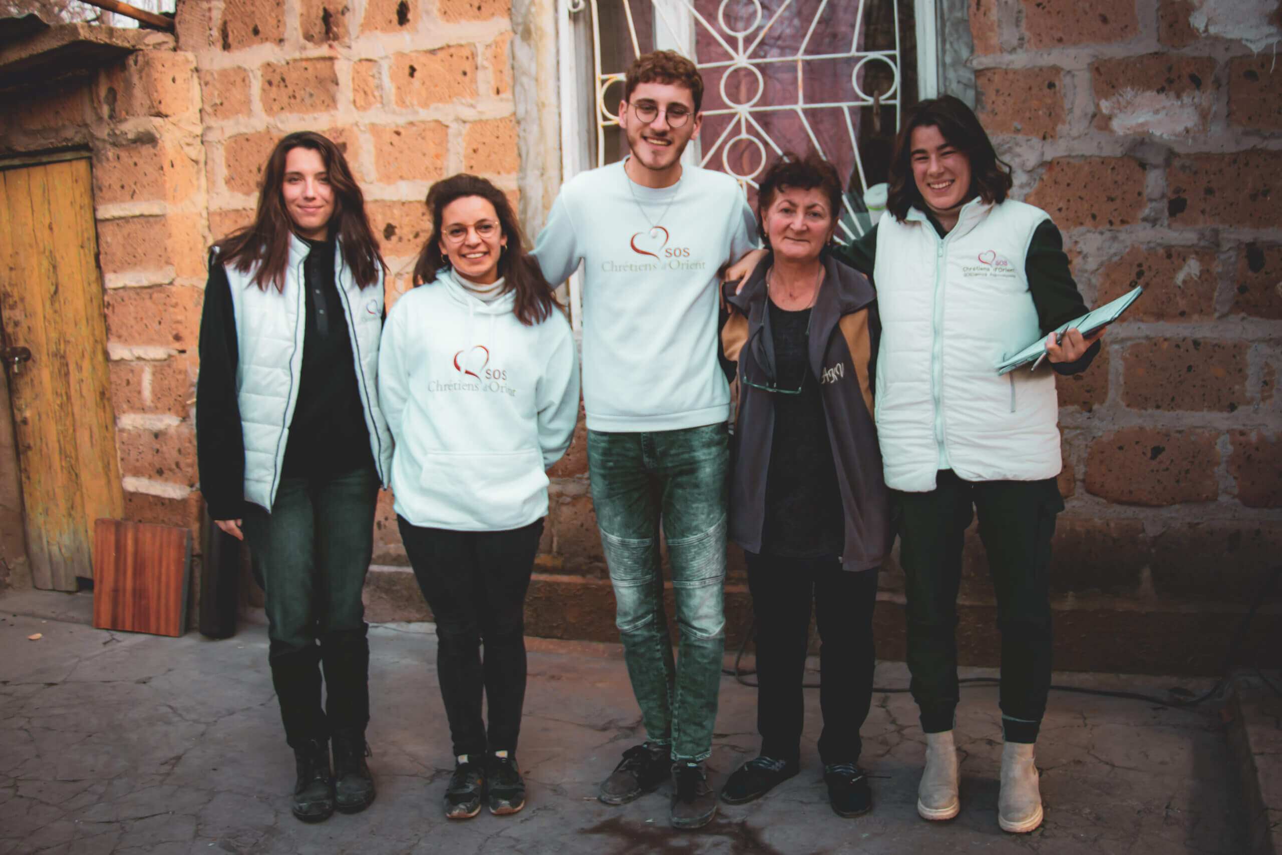 sos-chretiens-orient-armenie-volontaires-et-famille-deplacee-artsakh-donation-colis-alimentaire