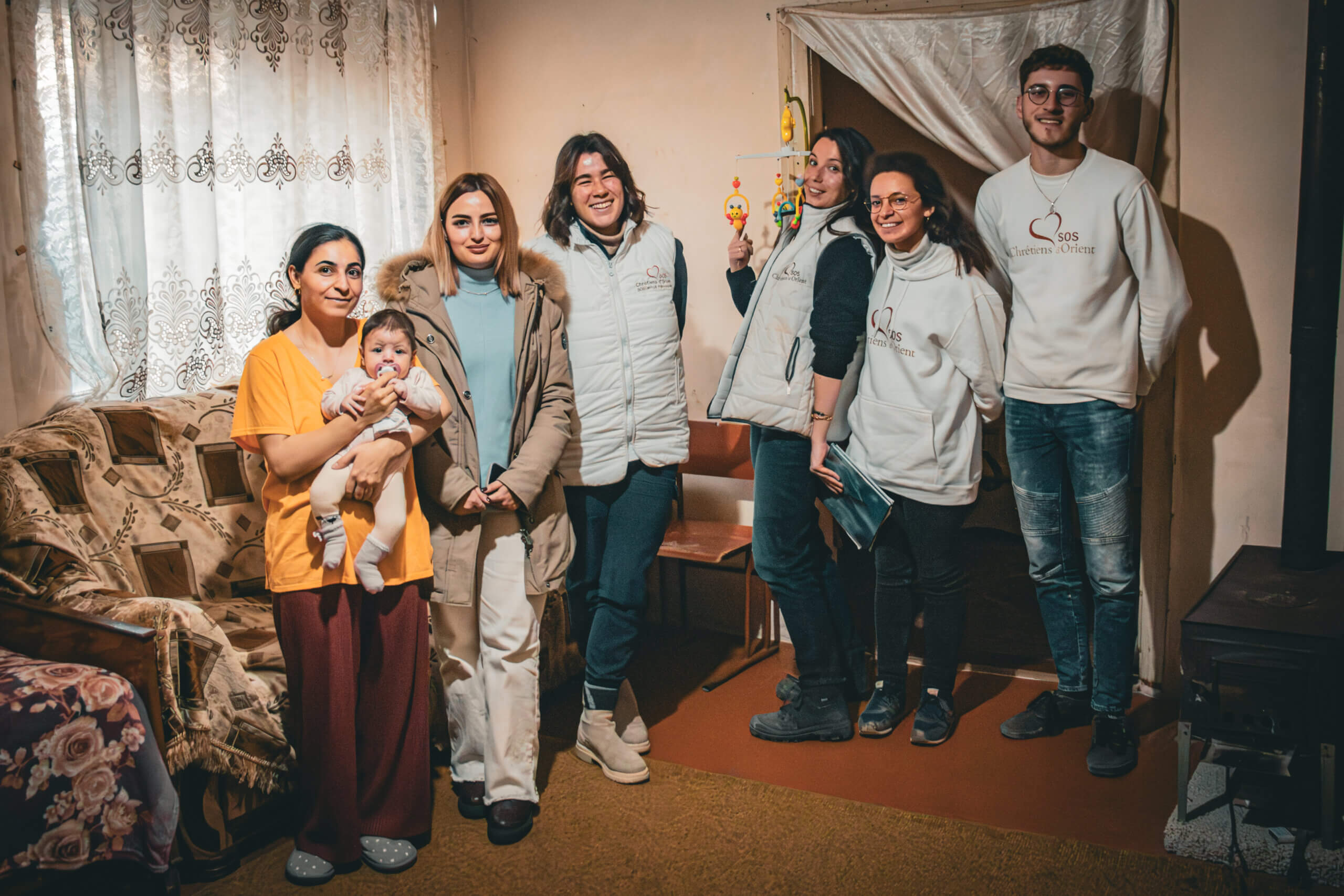 sos-chretiens-orient-armenie-volontaires-et-famille-deplacee-artsakh-visite