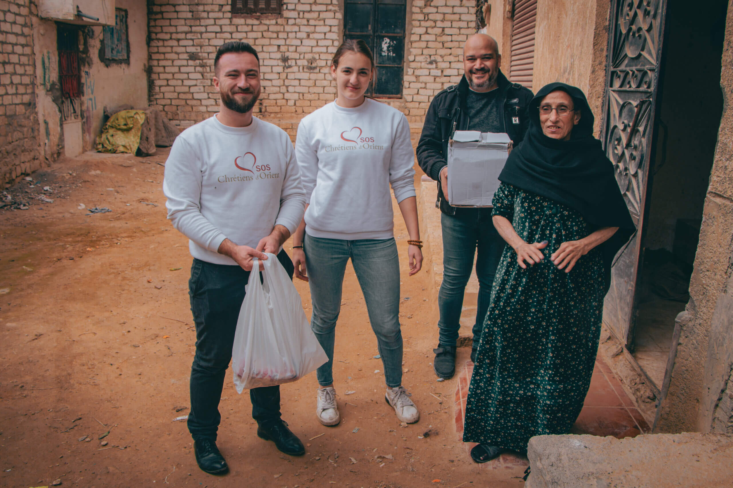sos-chretiens-orient-egypte-volontaires-donation-colis alimentaires-famille-pauvre-du-village-Abdel-Kader