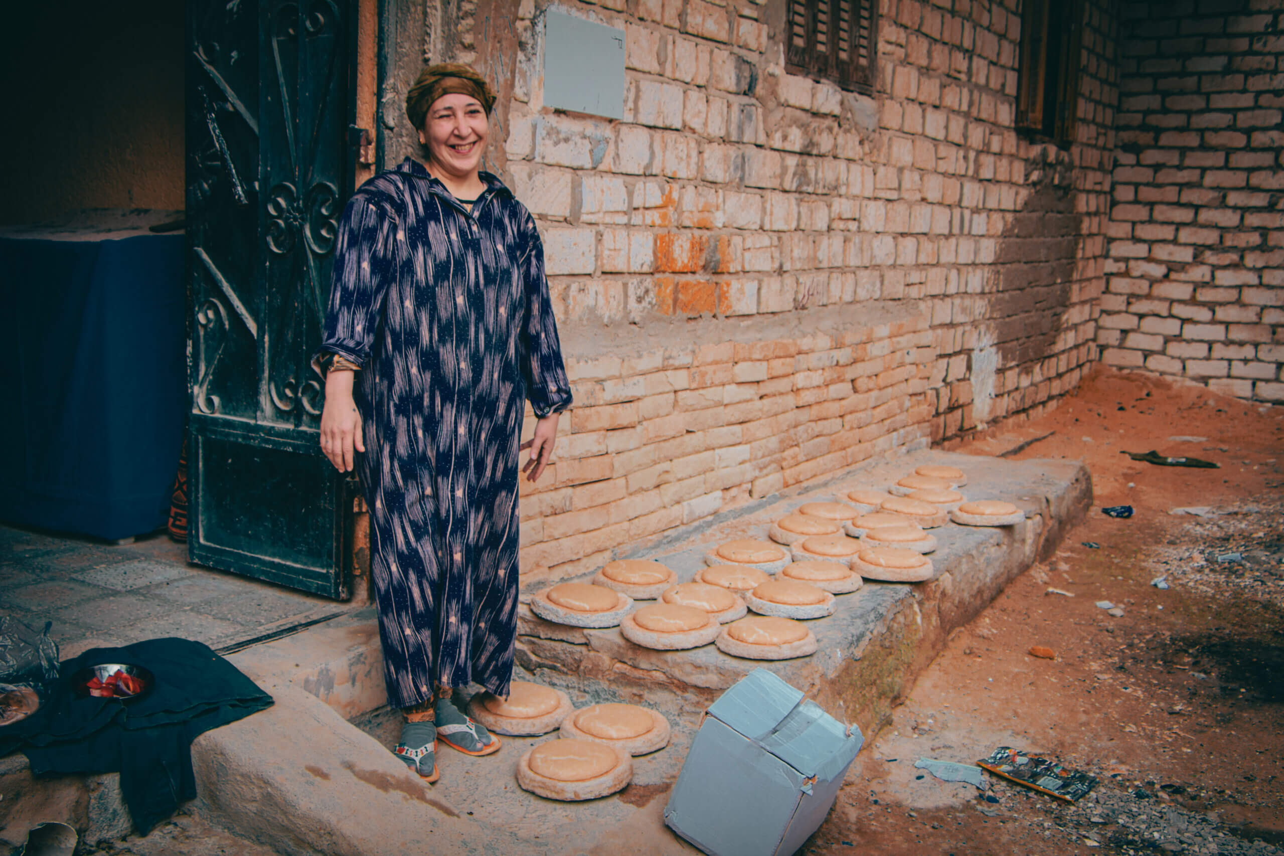 sos-chretiens-orient-egypte-volontaires-donation-colis alimentaires-femme-egyptienne-du-village-Abdel-Kader