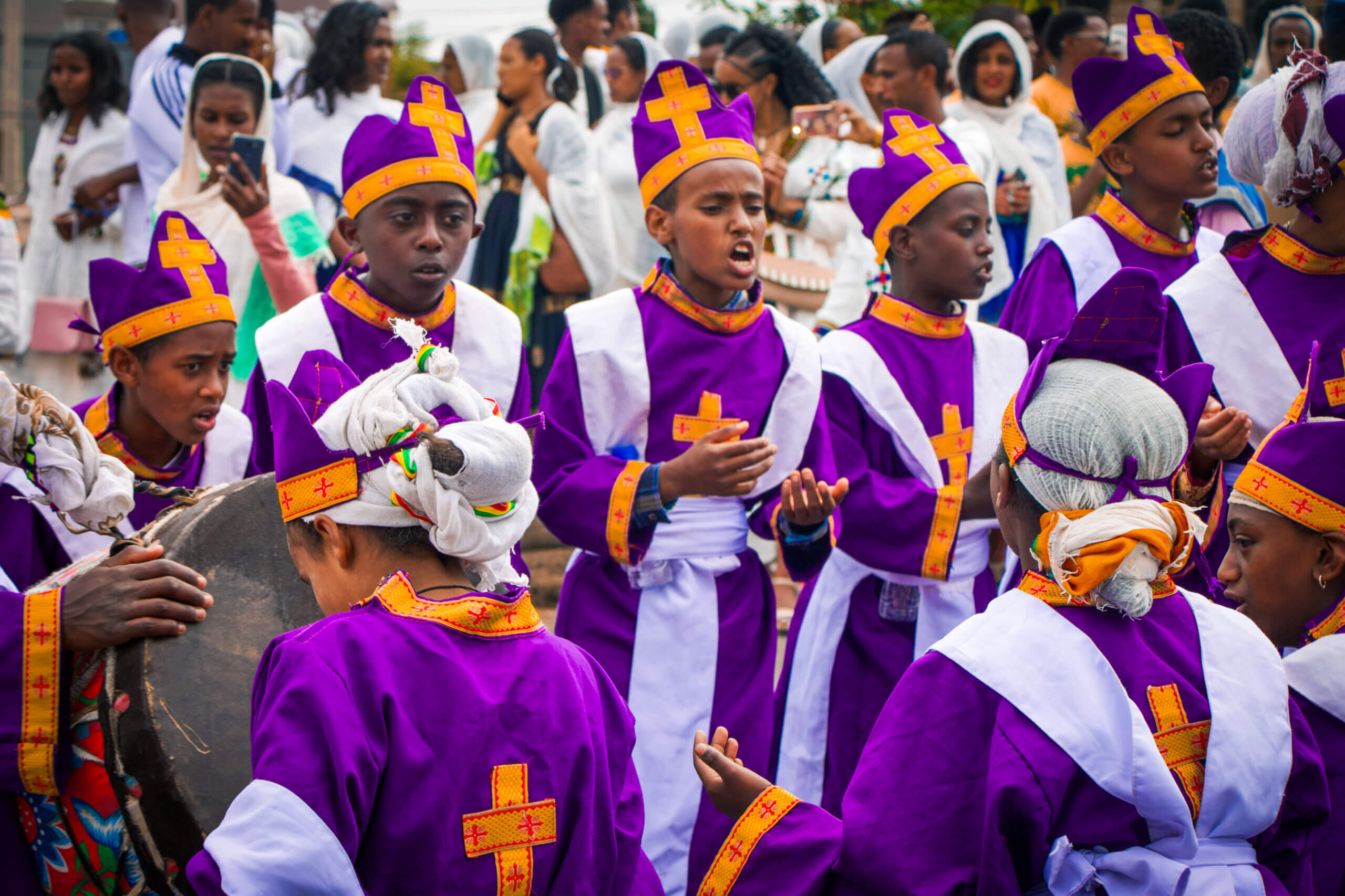 sos-chretiens-orient-ethiopie-timkat-addis-abeba-bapteme-du-christ-enfants-chantres