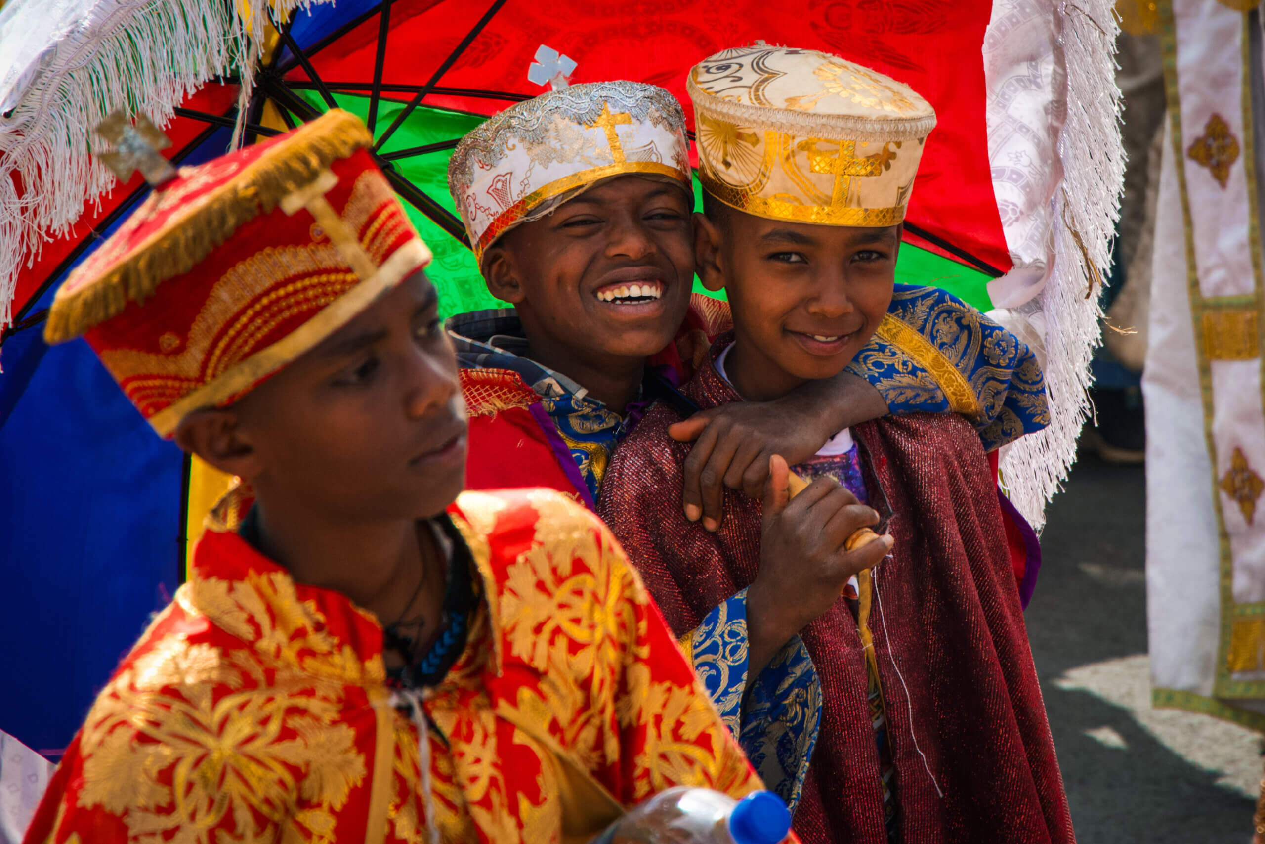 sos-chretiens-orient-ethiopie-timkat-addis-abeba-bapteme-du-christ-enfants-ethiopiens-parade