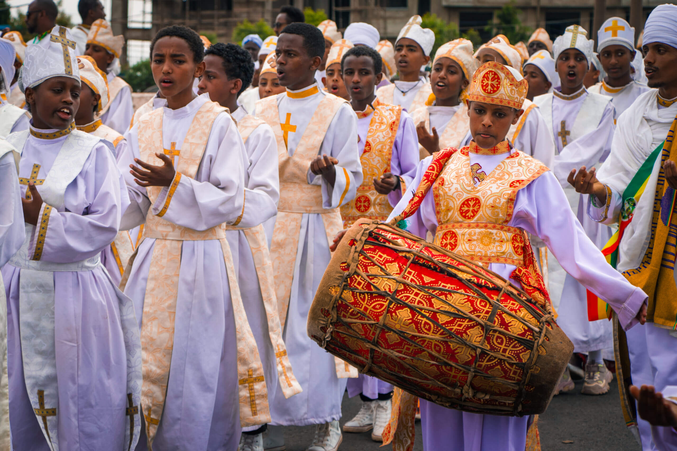 sos-chretiens-orient-ethiopie-timkat-addis-abeba-bapteme-du-christ-enfants-ethiopiens-procession