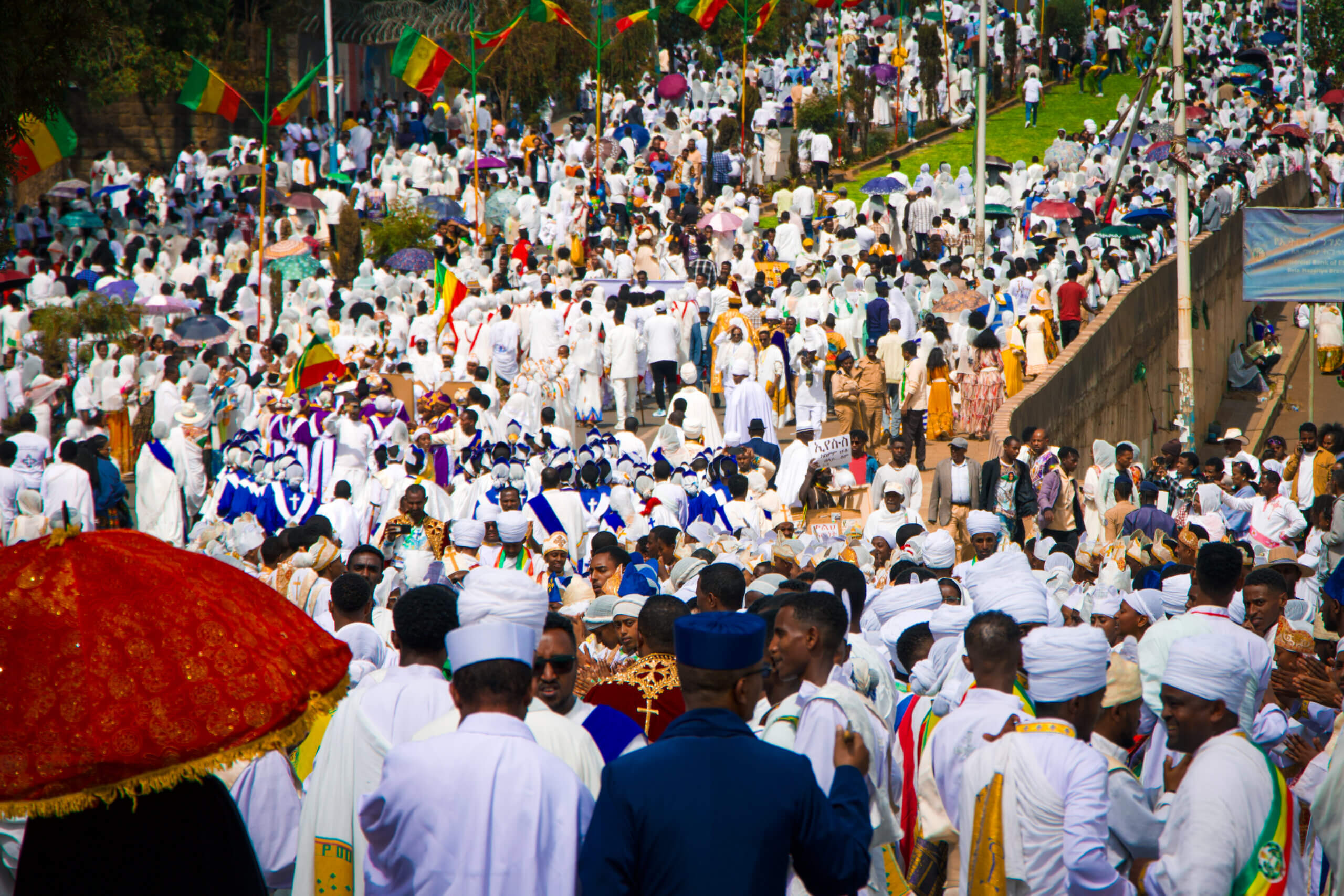 sos-chretiens-orient-ethiopie-timkat-addis-abeba-bapteme-du-christ-foule-ethiopiens