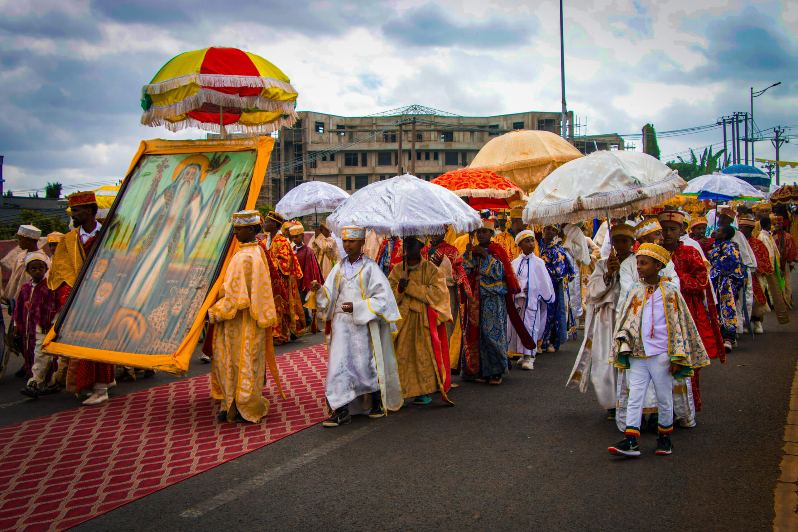 sos-chretiens-orient-ethiopie-timkat-addis-abeba-bapteme-du-christ-parade-pretres-et-enfants