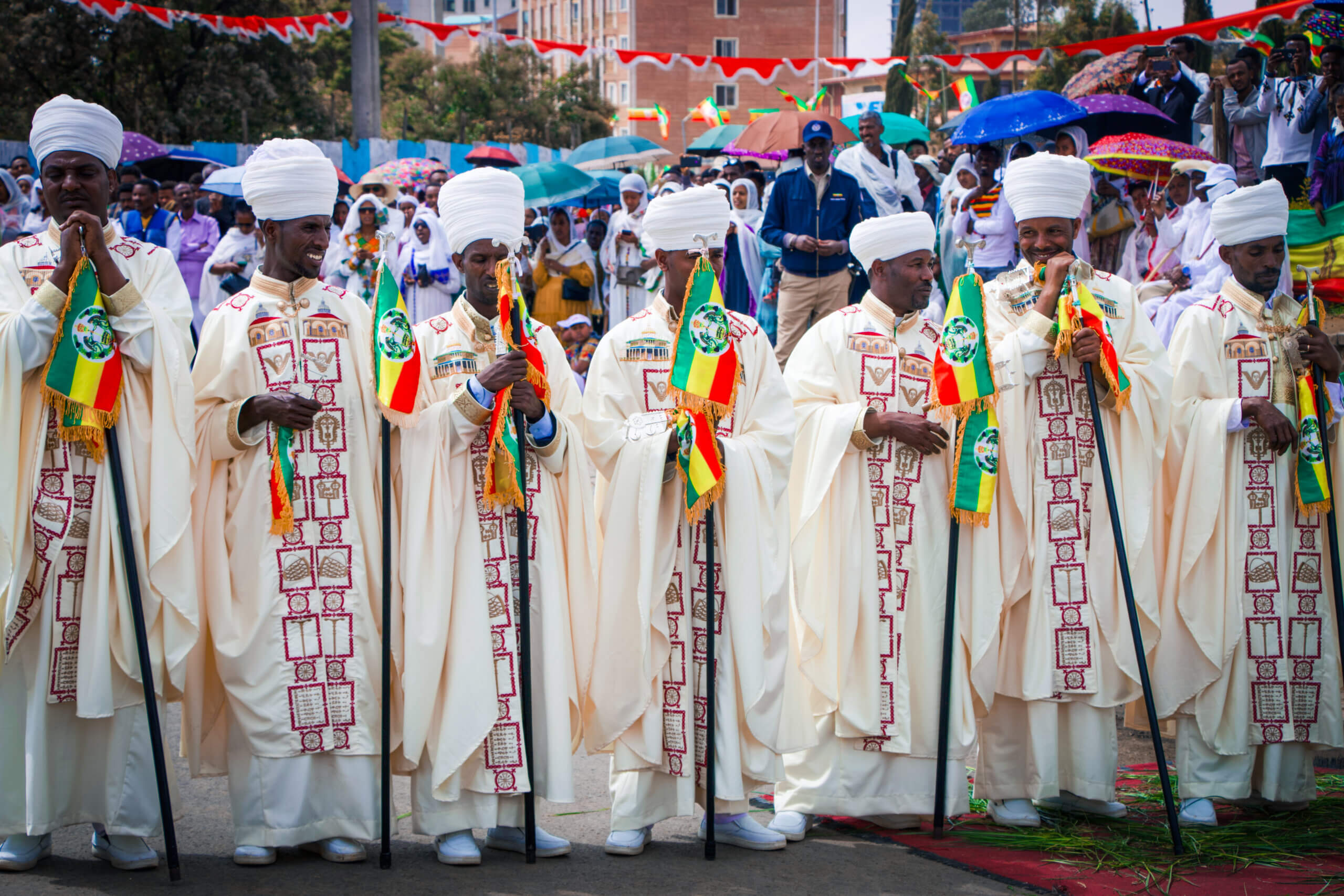 sos-chretiens-orient-ethiopie-timkat-addis-abeba-bapteme-du-christ-pretres-ethiopiens