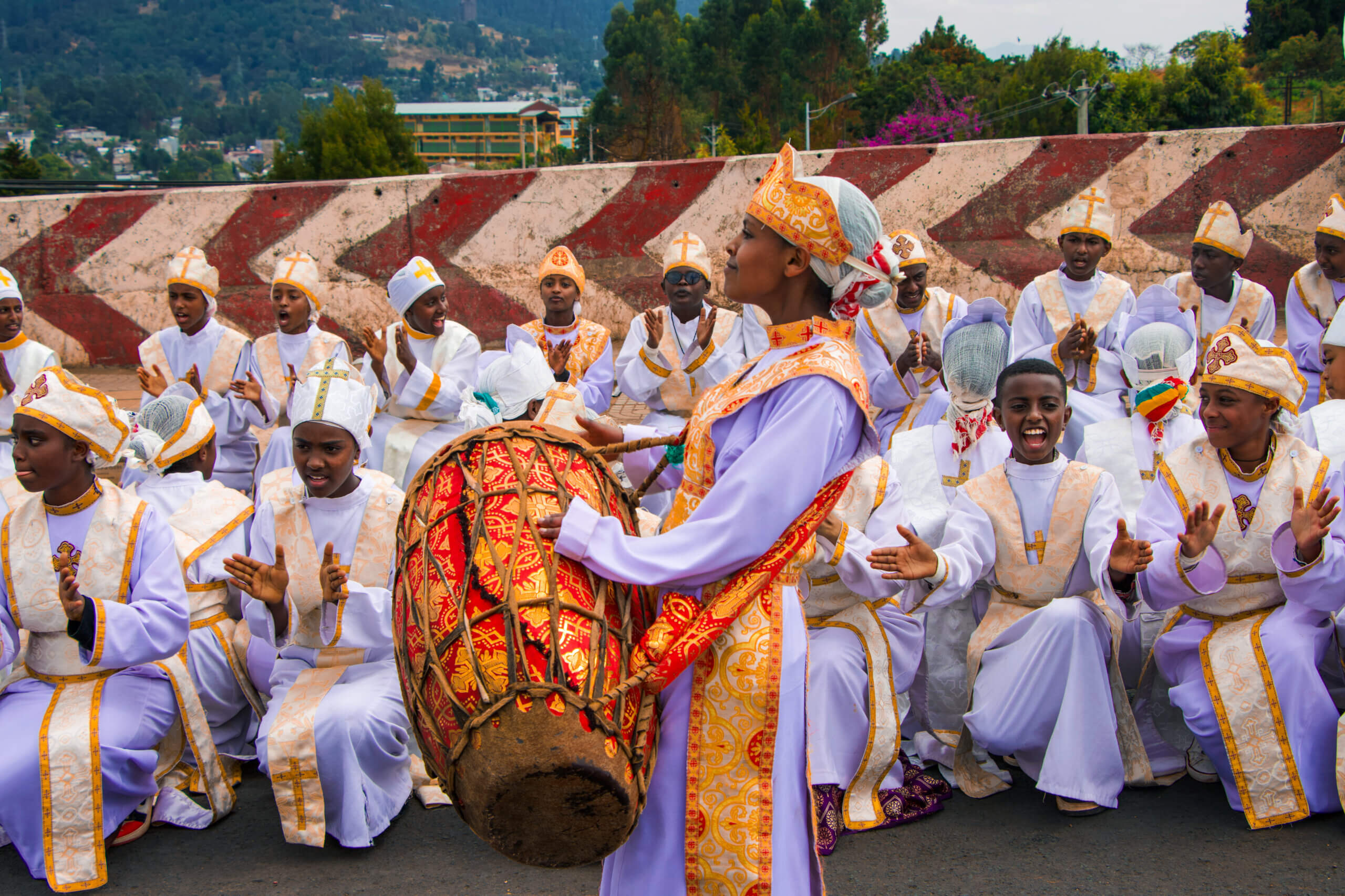 sos-chretiens-orient-ethiopie-timkat-addis-abeba-bapteme-du-christ-procession-enfant-ethiopien