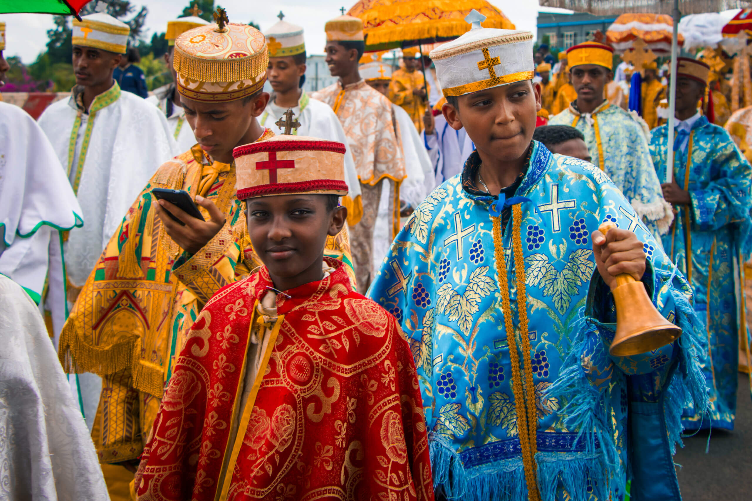 sos-chretiens-orient-ethiopie-timkat-addis-abeba-bapteme-du-christ-procession-enfants-ethiopiens