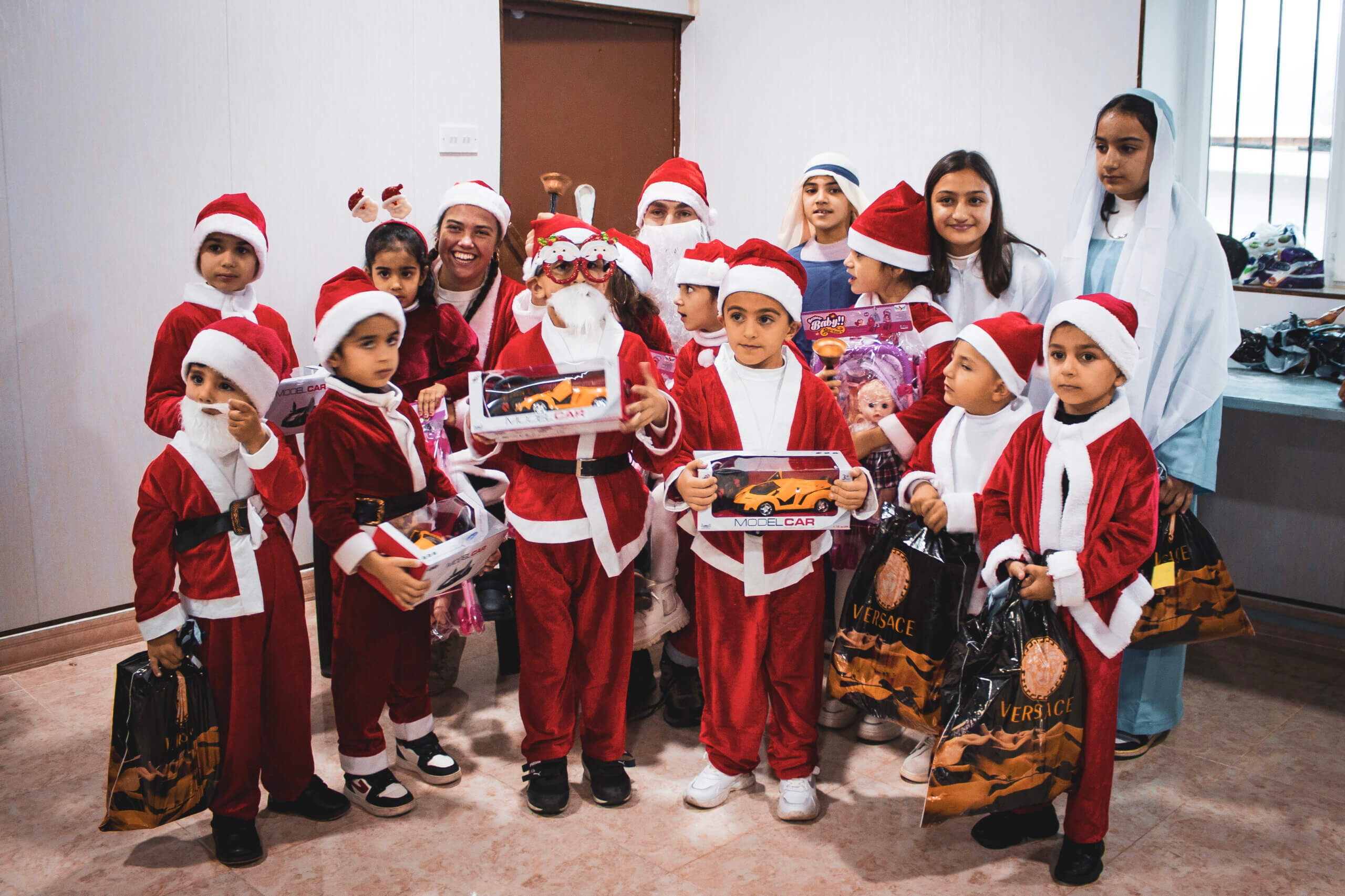 sos-chretiens-orient-irak-donation-cadeaux-noel-enfants-irakiens-teleskuf-plaine-de-ninive