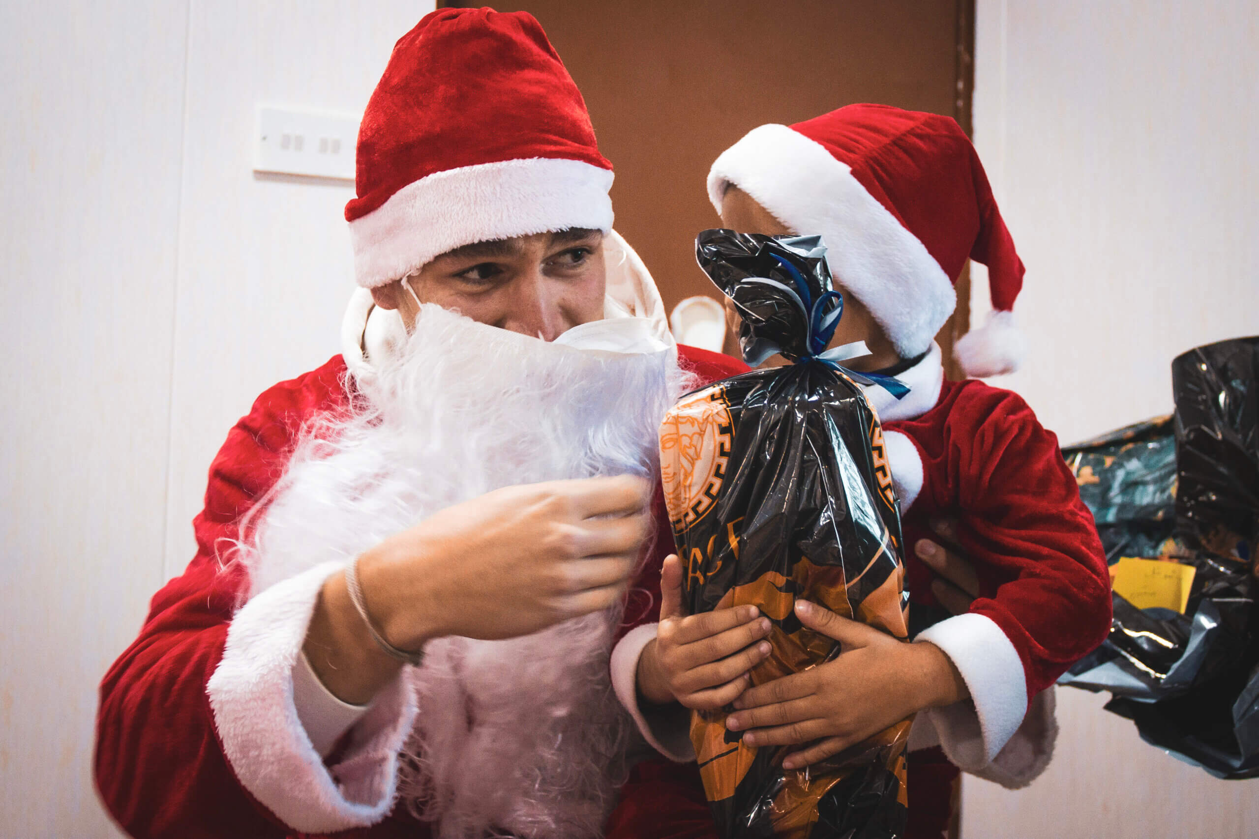 sos-chretiens-orient-irak-volontaire-donation-cadeaux-noel-enfant-irakien-plaine-de-ninive