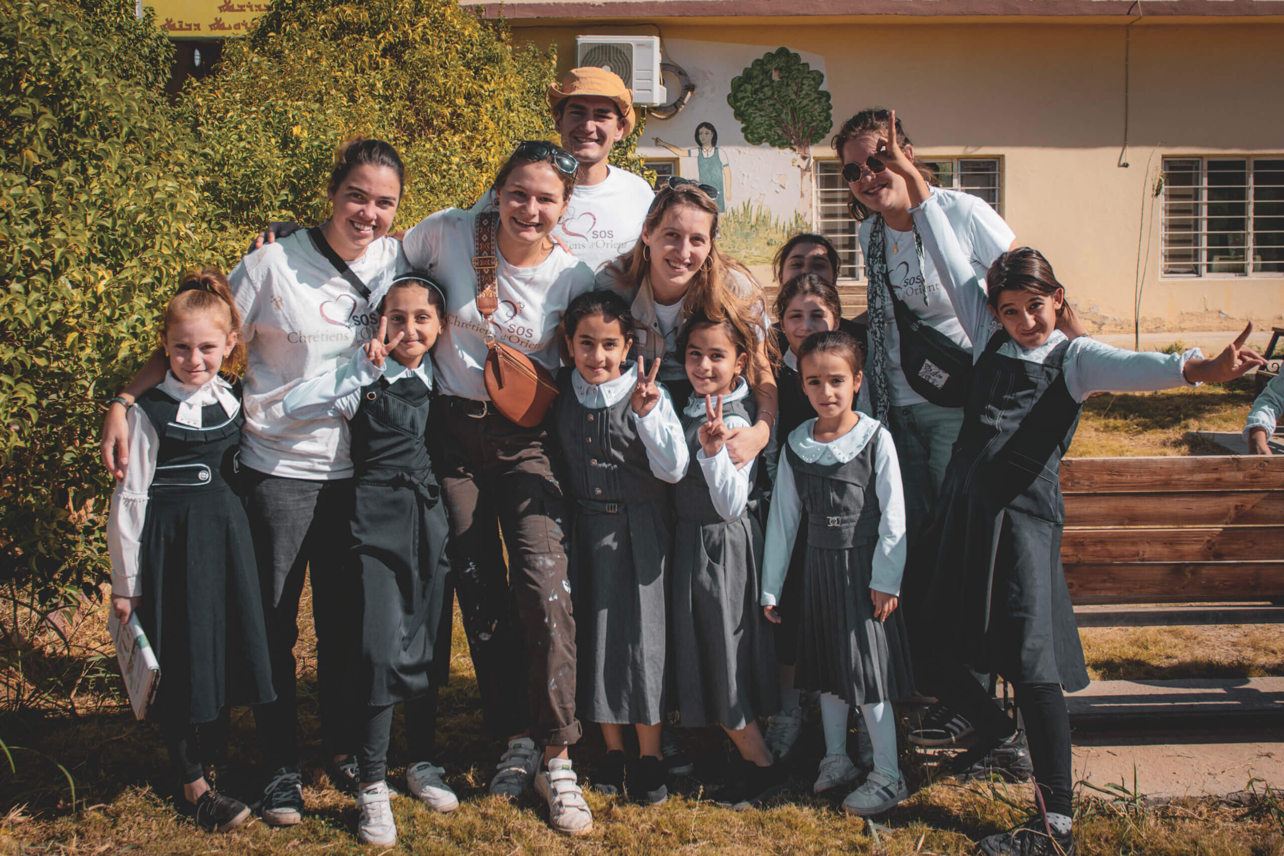 sos-chretiens-orient-irak-volontaires-enfants-irakiens-ecole-des-filles-teleskuf