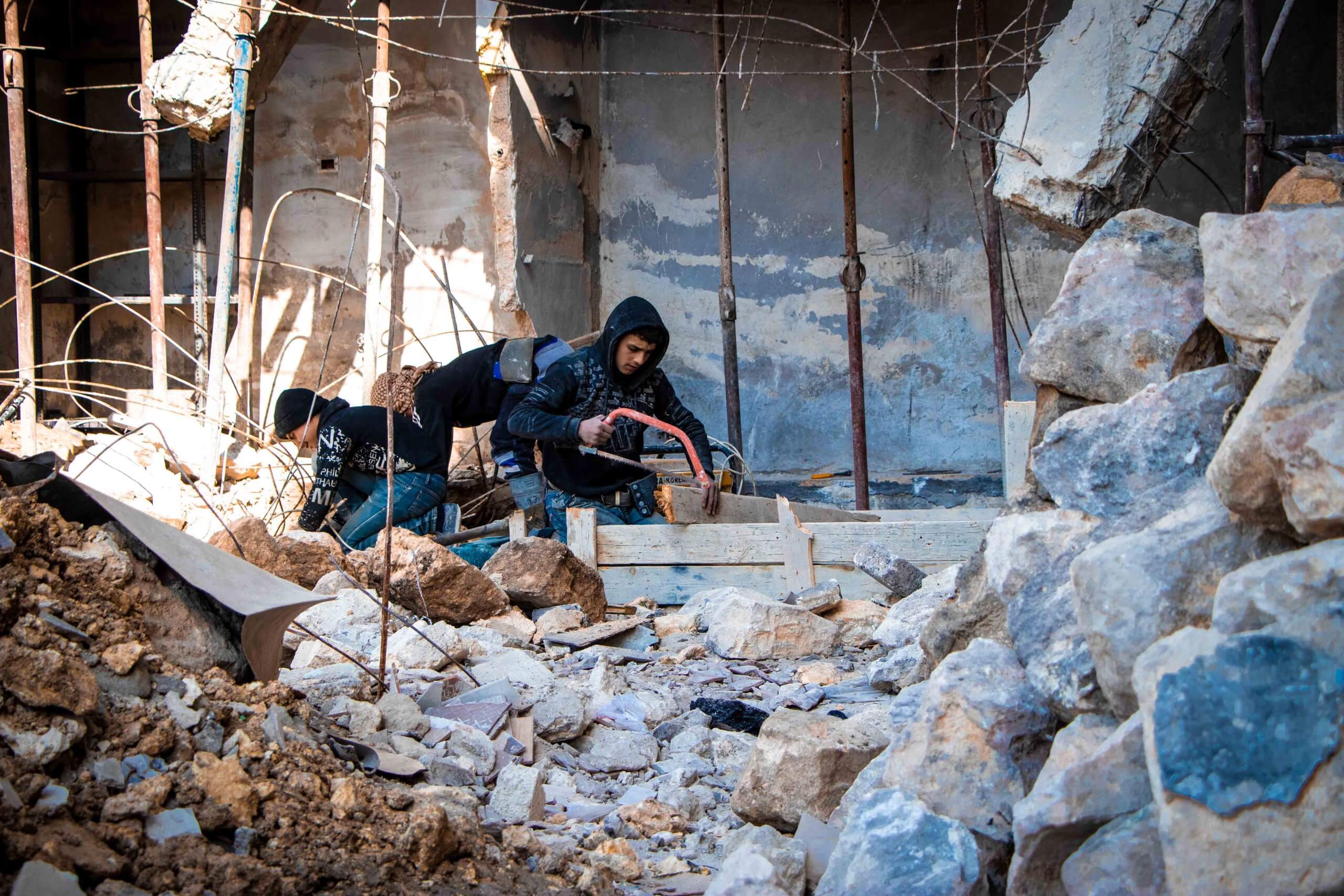 sos-chretiens-orient-syrie-tremblement-de-terre-alep-enfants-dans-les-decombres-scaled