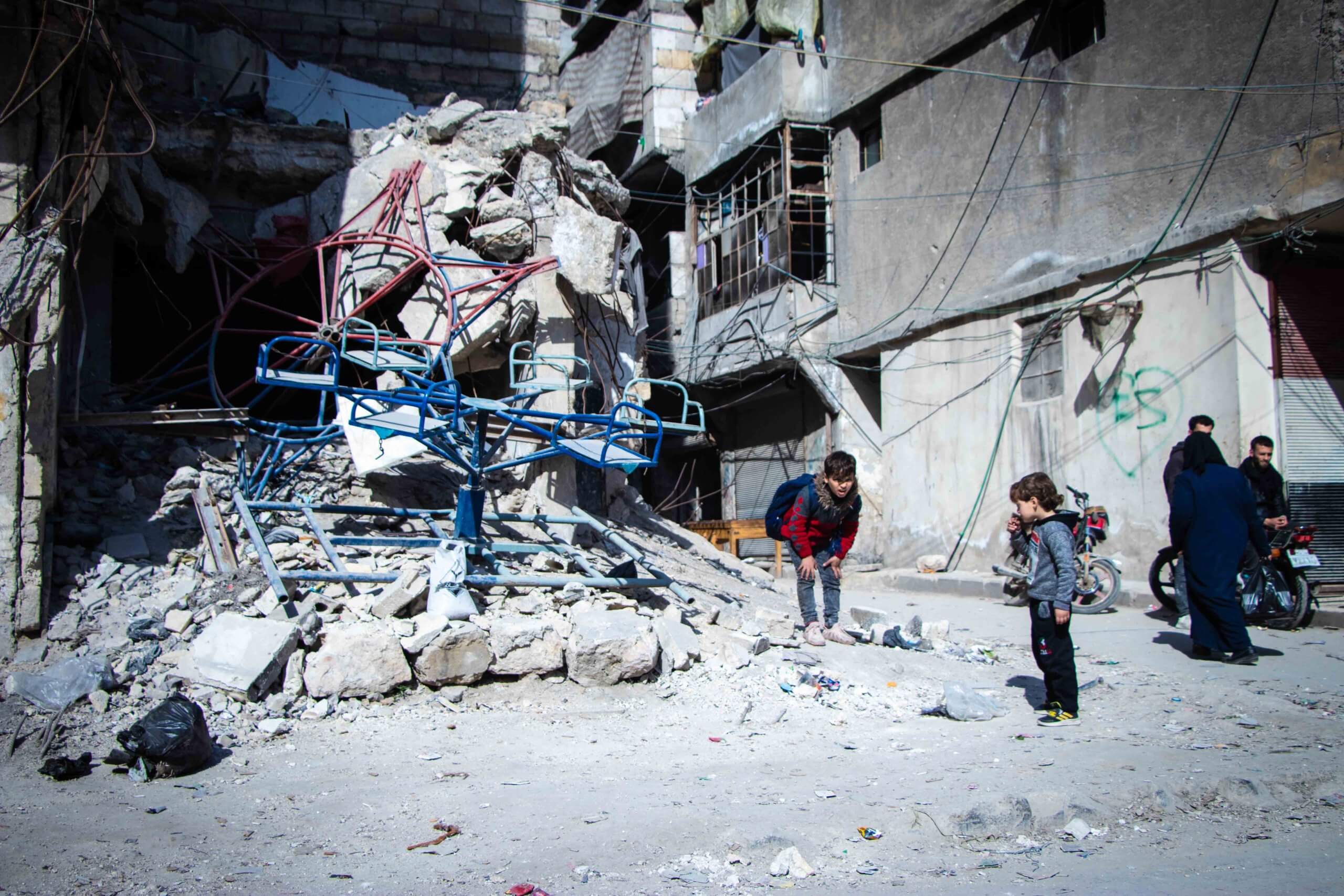 sos-chretiens-orient-syrie-tremblement-de-terre-alep-enfants-syriens-square-detruit-scaled