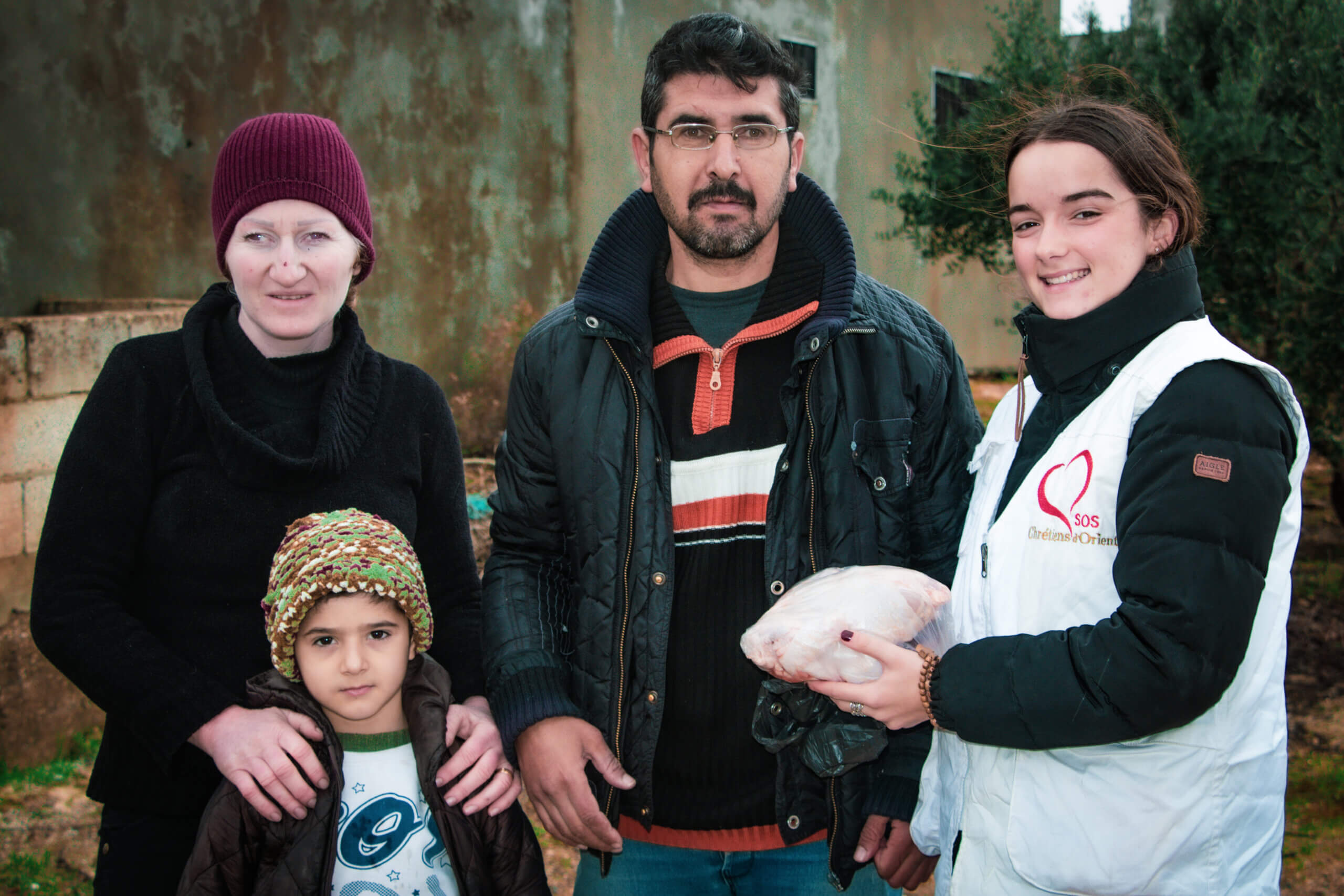 sos-chretiens-orient-syrie-volontaires-mission-noel-donation-poulet-et-colis-alimentaire-famille-syrienne-pauvre-ain-alakim
