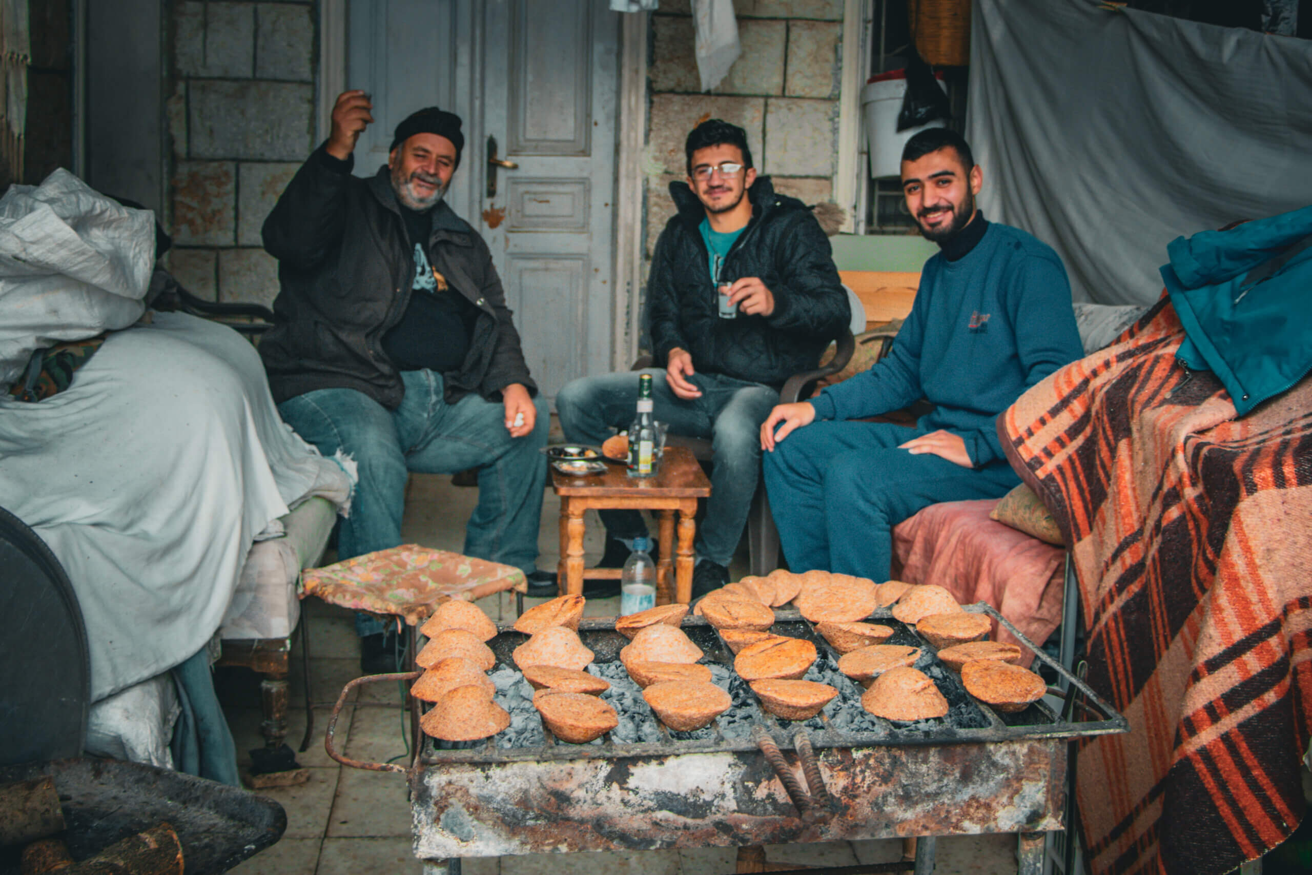 sos-chretiens-orient-syrie-volontaires-mission-noel-donation-poulet-et-colis-alimentaire-syriens-ain-alakim