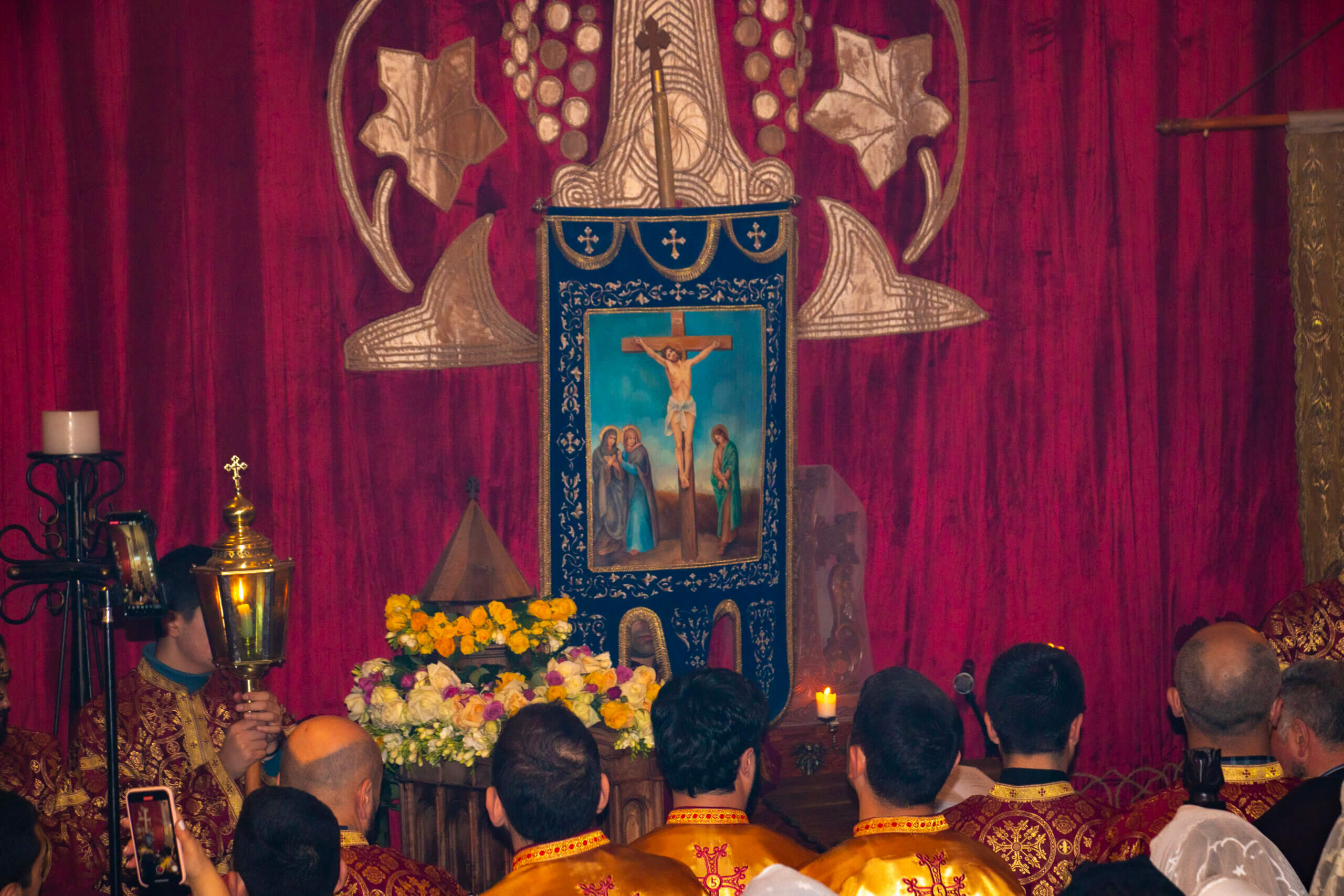 sos-chretiens-orient-armenie-mise-au-tombeau-du-christ-vendredi-saint-eglise-armenienne-apostolique-fideles