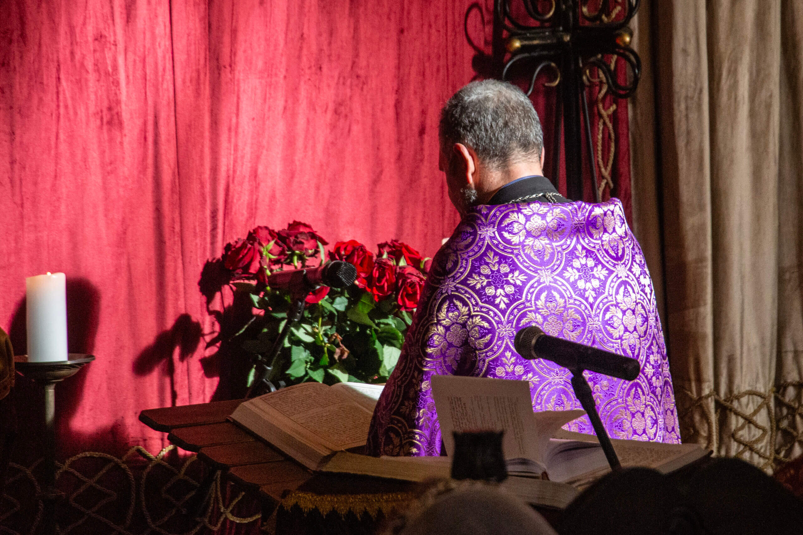 sos-chretiens-orient-armenie-mise-au-tombeau-du-christ-vendredi-saint-eglise-armenienne-apostolique-office-pretre