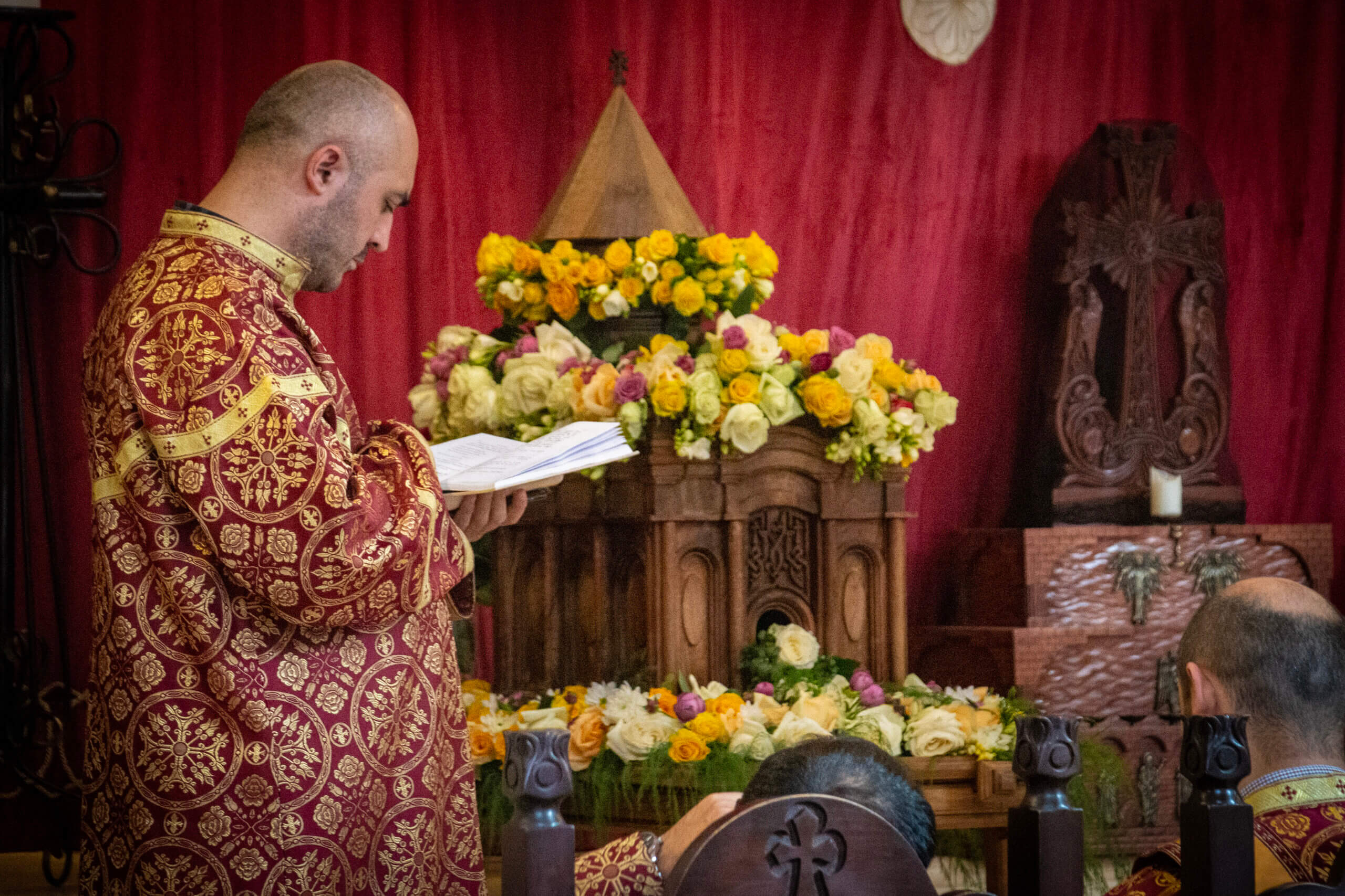 sos-chretiens-orient-armenie-mise-au-tombeau-du-christ-vendredi-saint-eglise-armenienne-apostolique-office-religieux