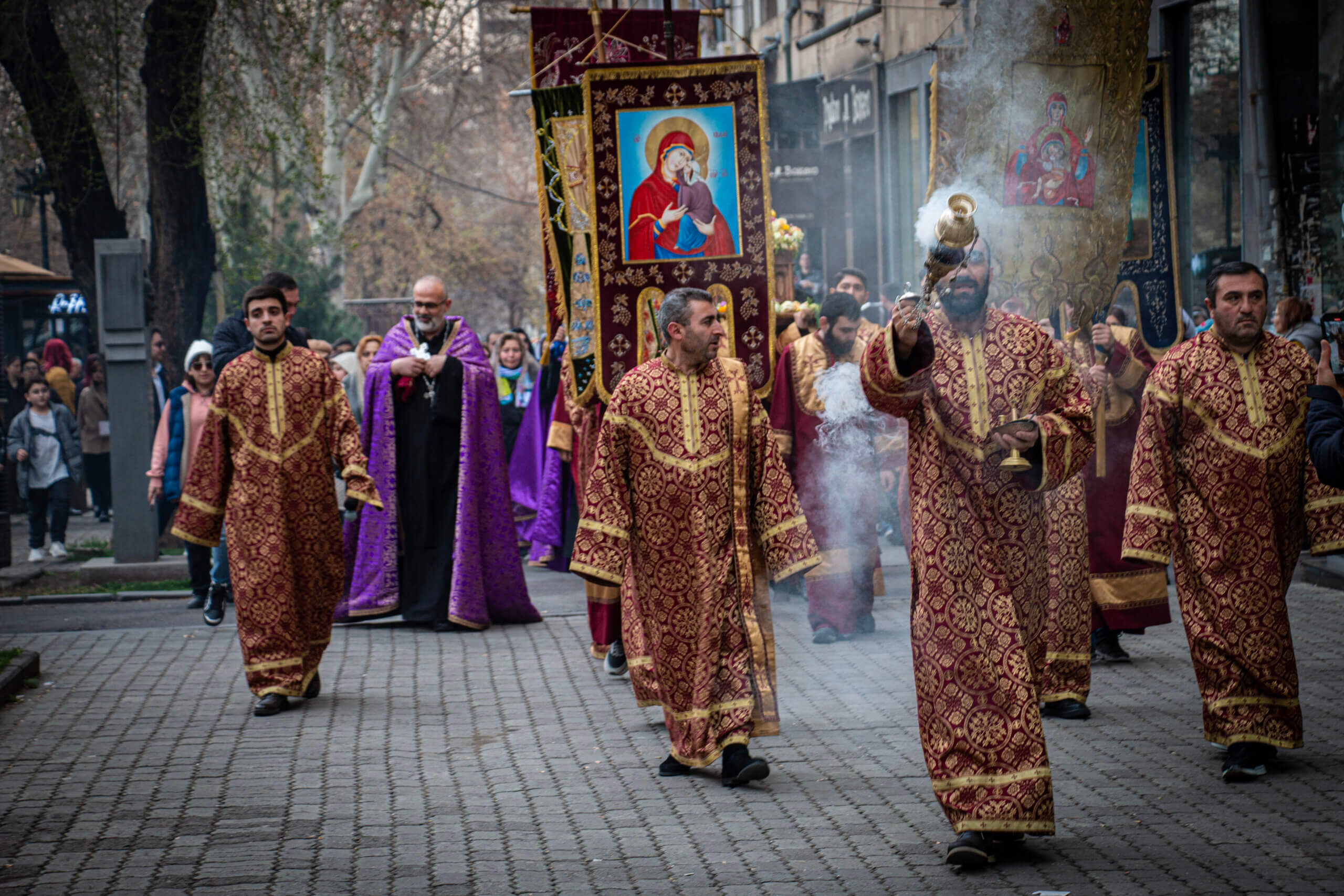 sos-chretiens-orient-armenie-mise-au-tombeau-du-christ-vendredi-saint-eglise-armenienne-apostolique