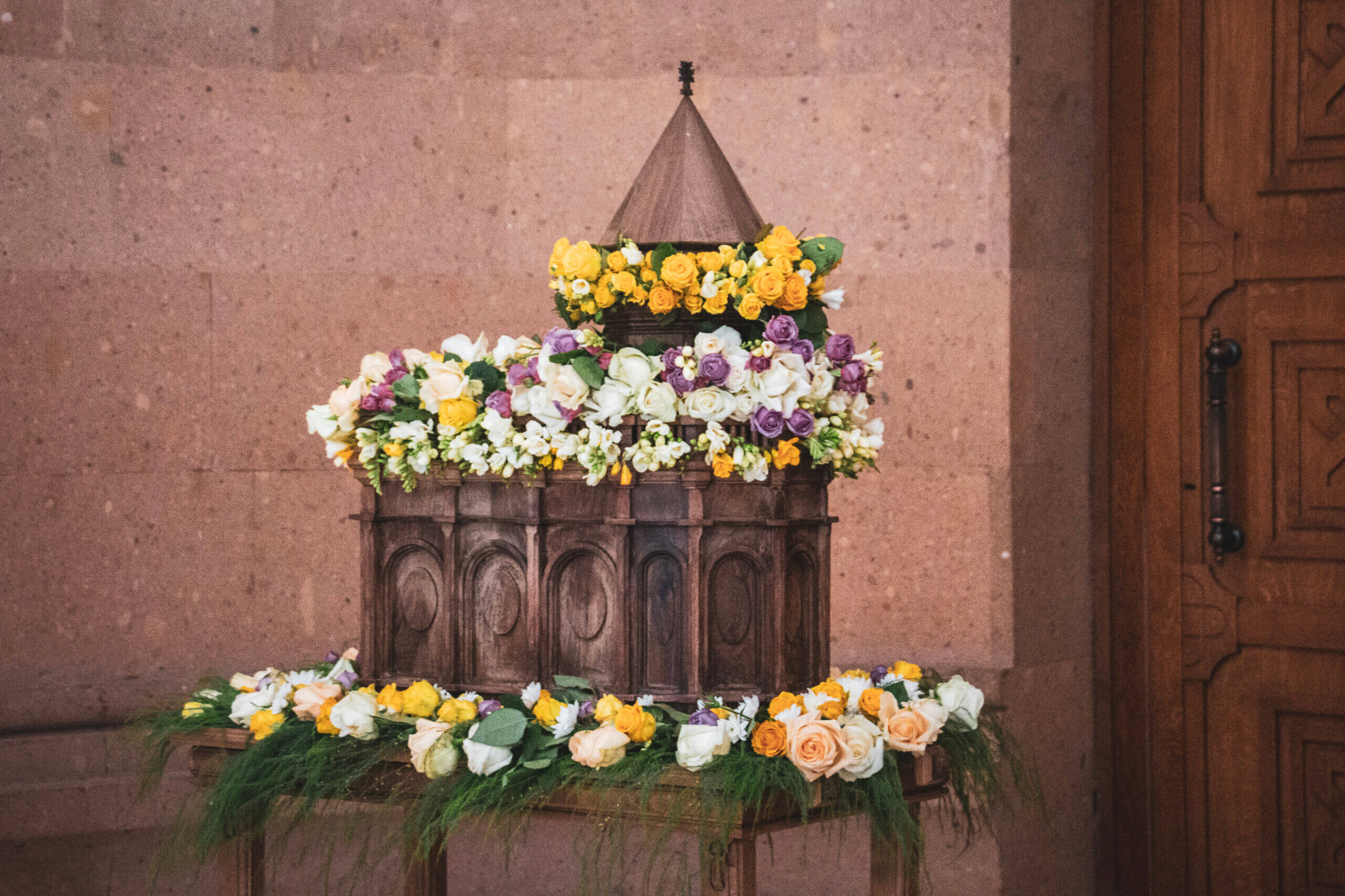 sos-chretiens-orient-armenie-mise-au-tombeau-du-christ-vendredi-saint-eglise-armenienne-apostolique-tombe