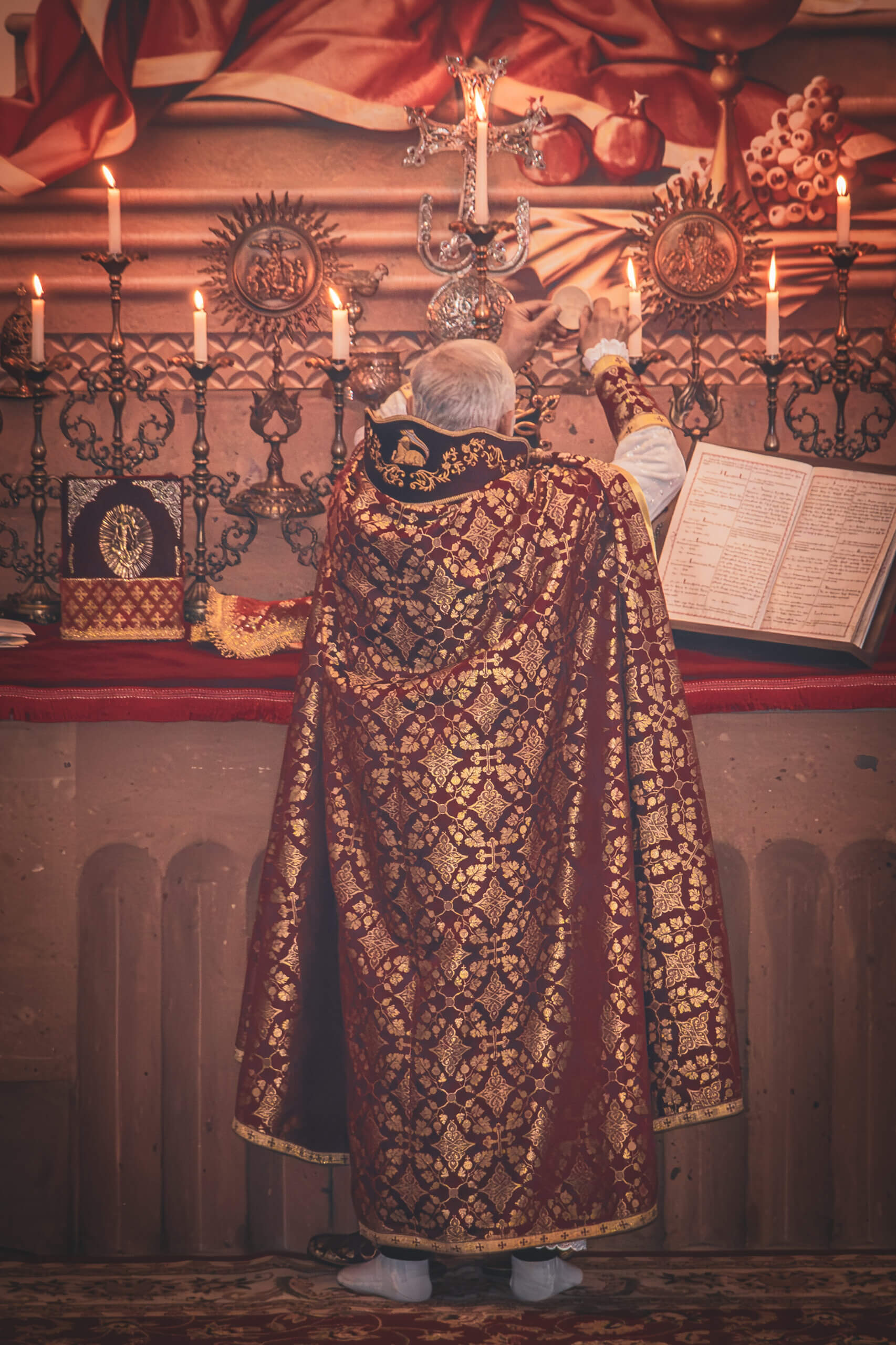 sos-chretiens-orient-armenie-office-du-lavement-des-pieds-jeudi-saint-eglise-de-la-sainte-croix-erevan-prêtre-consecration