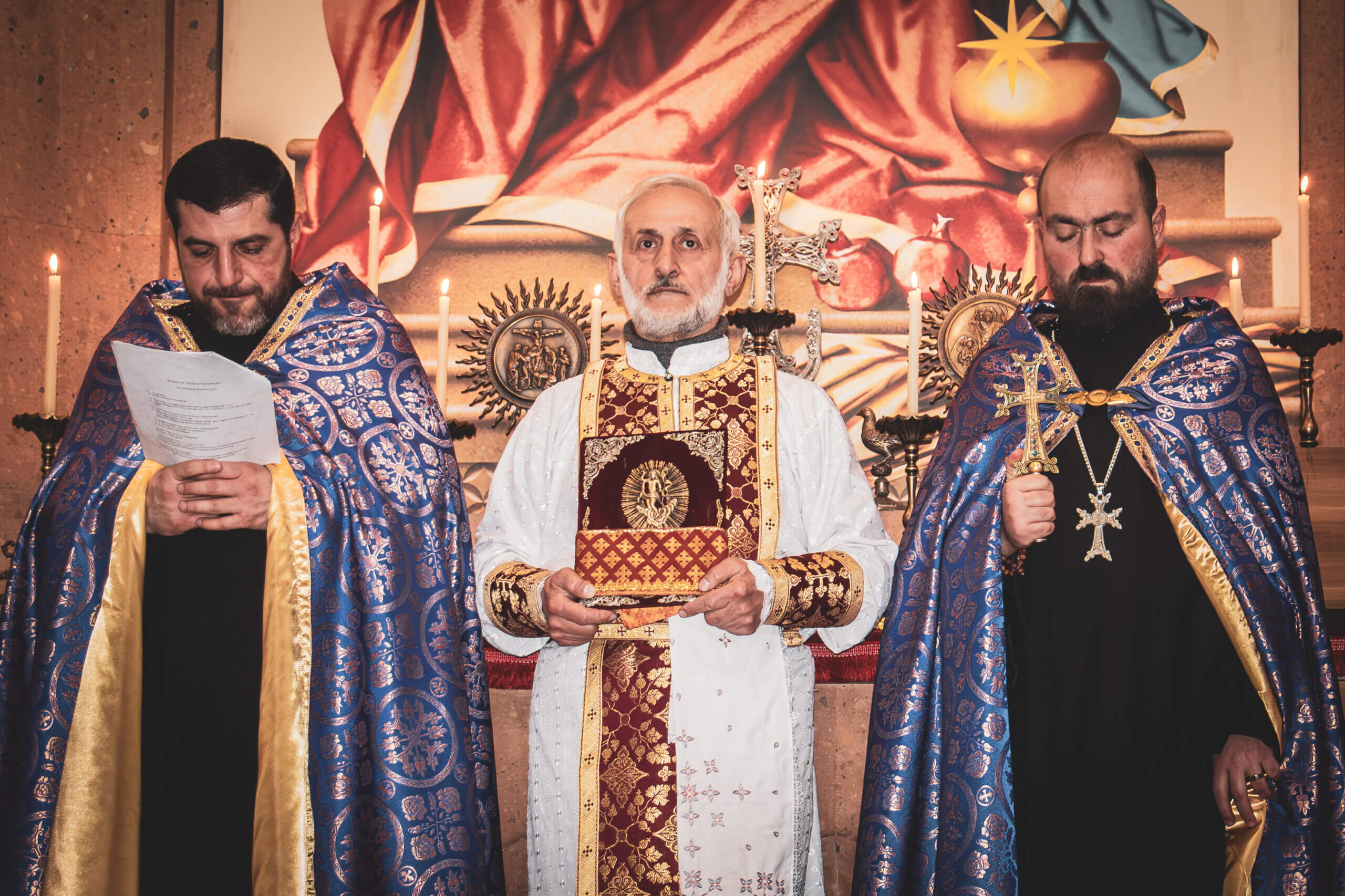 sos-chretiens-orient-armenie-office-du-lavement-des-pieds-jeudi-saint-eglise-de-la-sainte-croix-erevan-prêtres