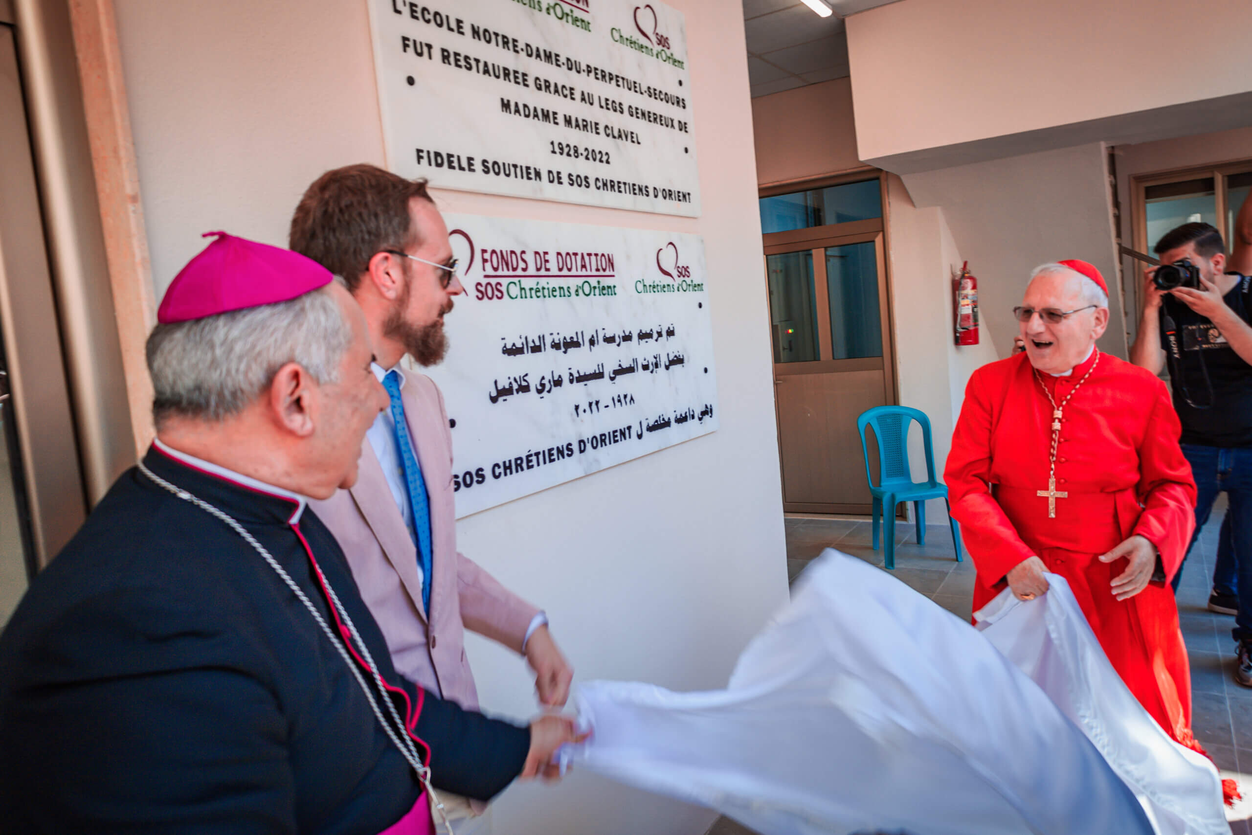 sos-chretiens-orient-irak-cardinal-sako-patriarche-chaldeen-monseigneur-najeeb-archeveque-chaldeen-mossoul-et-aqra-inauguration-eglise-notre-dame-du-perpetuel-secours-plaque